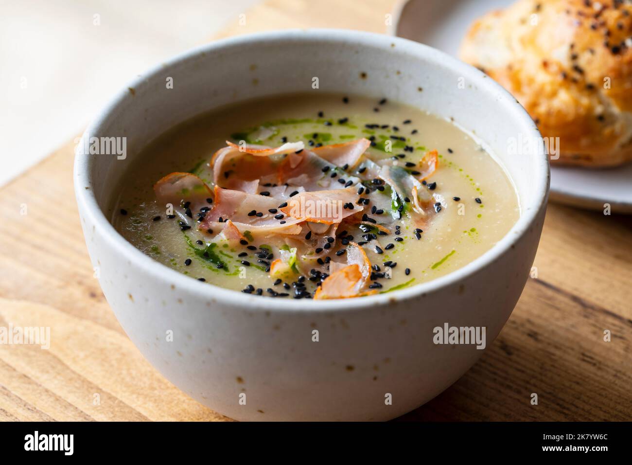 Sellerie-Suppe mit knusprigem parmaschinken und Zwiebelkernen Stockfoto