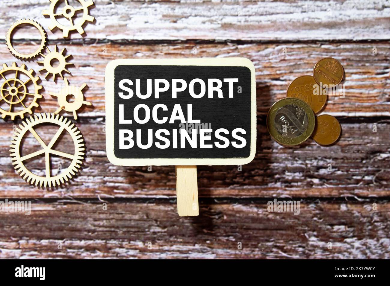 Unterstützung lokaler Geschäftstexte, die auf einer schwarzen Karte geschrieben sind. Geschäftskonzept. Stockfoto