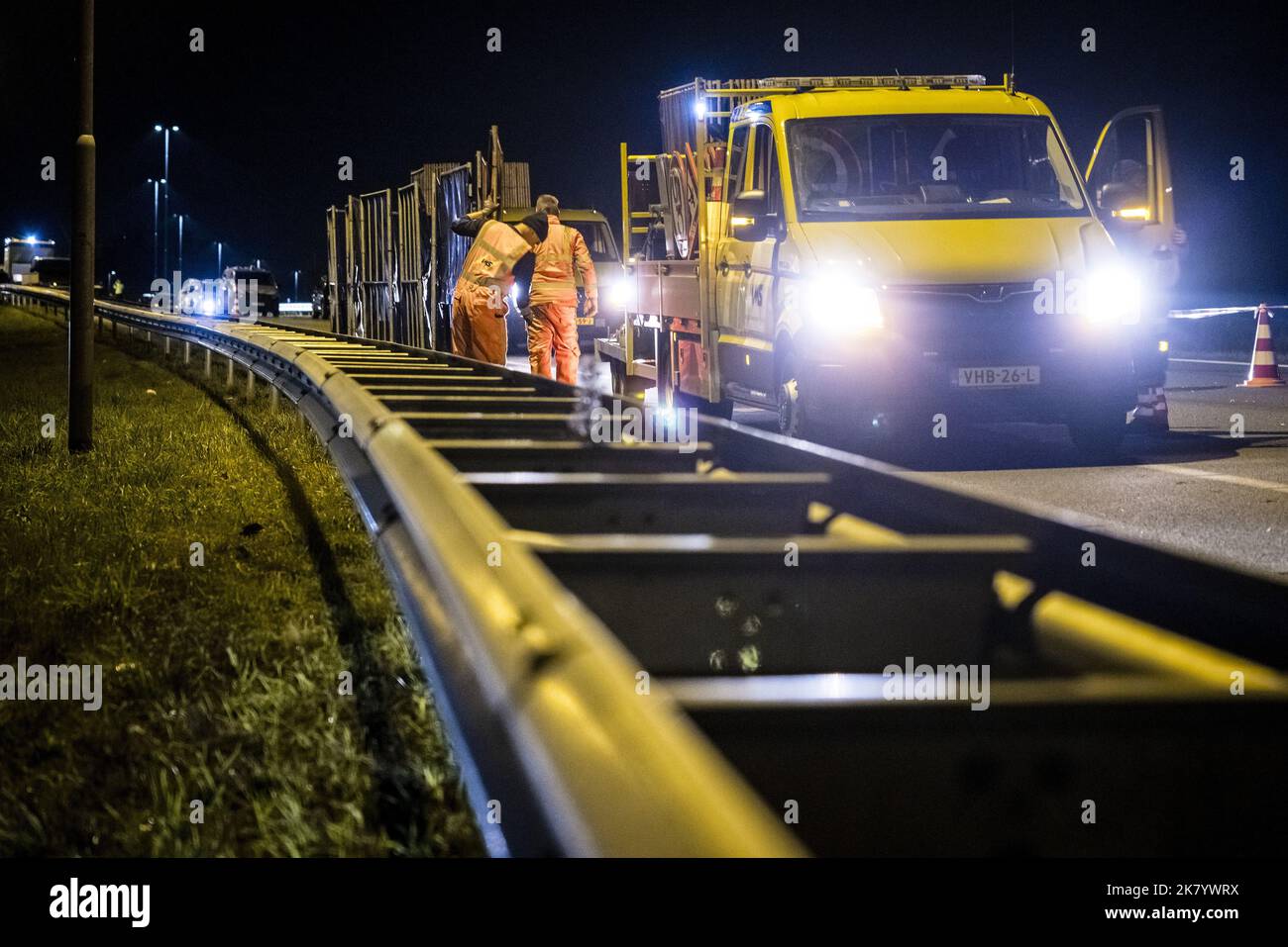 Den Bosch, Niederlande. 20. Oktober 2022. 2022-10-19 23:37:20 DEN B.Sc. - Die Polizei ermittelt an der Empel-Kreuzung (A59/A2), wo ein dunkelfarbiger Kia Picanto mit zwei Leichen im Wasser gefunden wurde. Die Polizei hat keinen Zweifel daran, dass es sich bei den beiden Toten um die vermissten Hebe (10) und Sanne (26) handelt. ANP ROB ENGELAAR netherlands Out - belgium Out Credit: ANP/Alamy Live News Stockfoto