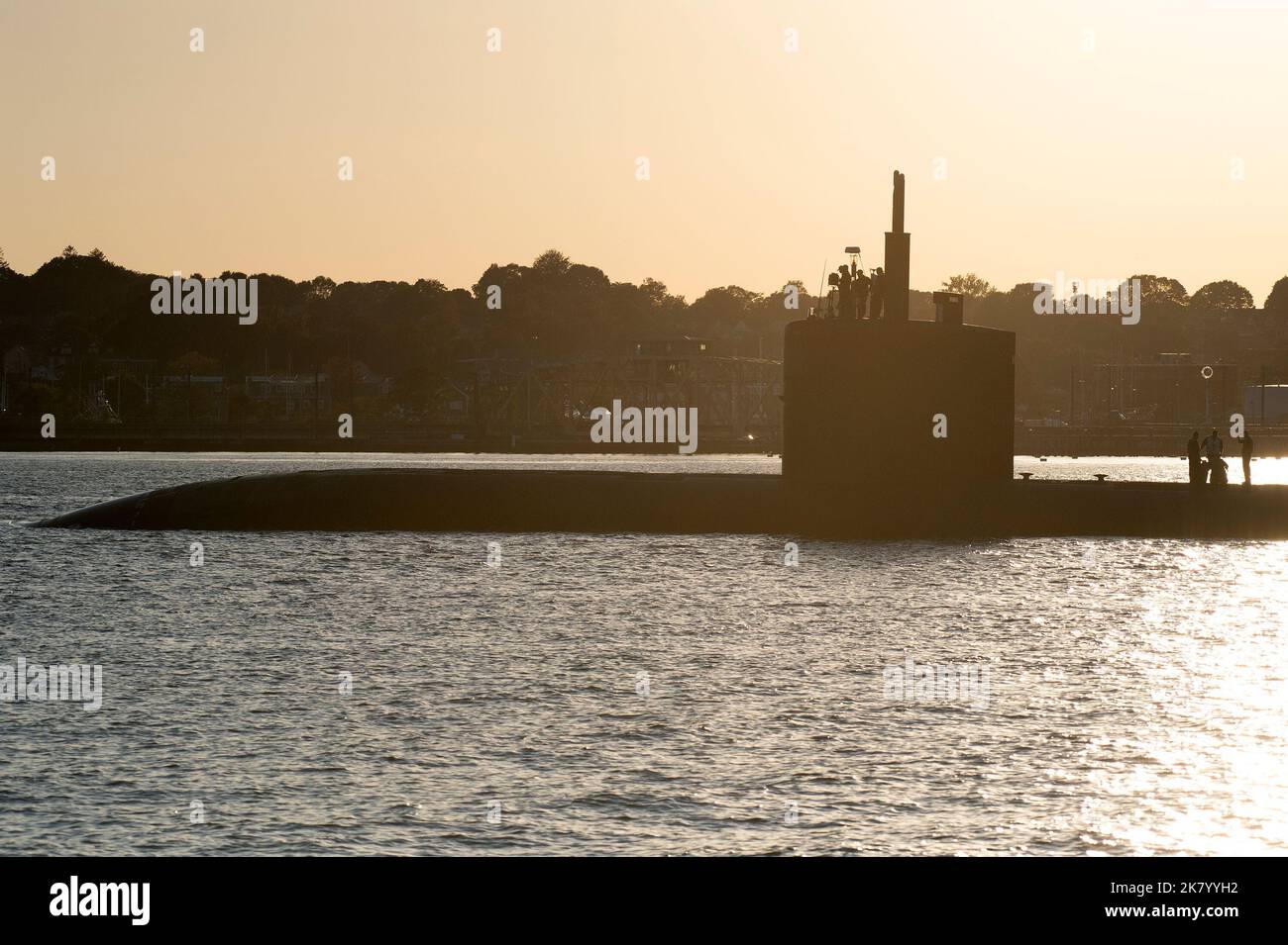 Das Los Angeles-Klasse Schnellangriffs-U-Boot USS San Juan (SSN 751) fährt am Dienstag, den 11. Oktober 2022, die Themse entlang, nachdem es die U-Boot-Basis New London in Groton, Connecticut, für Routineoperationen verlassen hat. San Juan ist das dritte US-Schiff mit dem Namen San Juan und wurde am 6. August 1988 in Betrieb genommen. (USA Navy Foto von John Narewski) Stockfoto