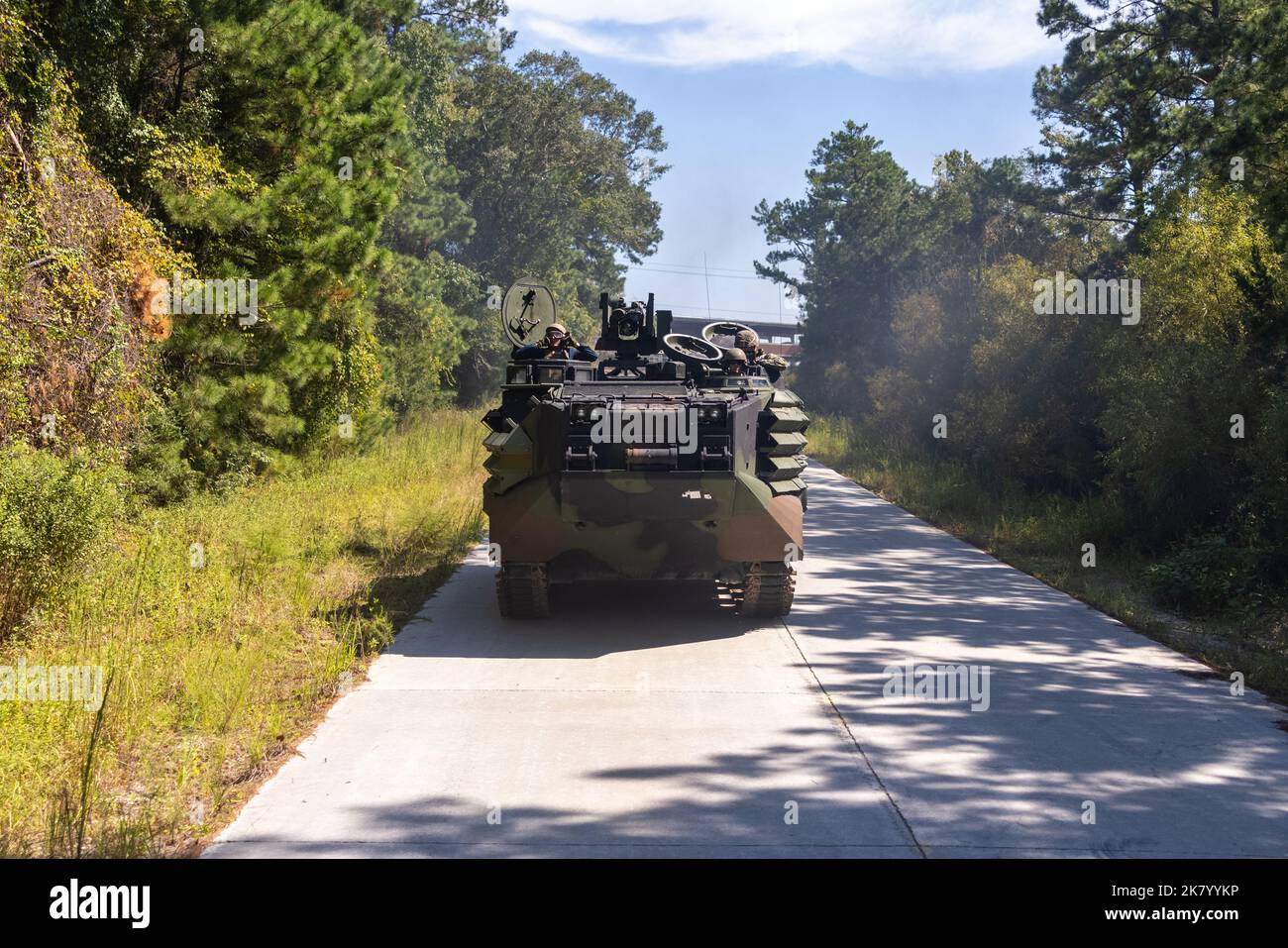 Studenten mit den USA Navy Senior Amphibious Warfare Course (SAWOC) erhalten Fähigkeitsbeschreibungen zu verschiedenen Technologien und Fahrzeugen aus den USA Marines mit 2. leicht gepanzerten Aufklärungsbataillons auf dem Marine Corps Base Camp Lejeune, North Carolina, 22.-23. September 2022. II Marine Expeditionary Force stellte den Studenten der SAWOC ihre Fähigkeiten vor, um sie mit der landwärts gerichteten Umgebung, den Planungsüberlegungen und der Exposition gegenüber allen Elementen der Marine Force der Flotte vertraut zu machen. (USA Marine Corps Foto von Lance CPL. Joshua Crumback) Stockfoto