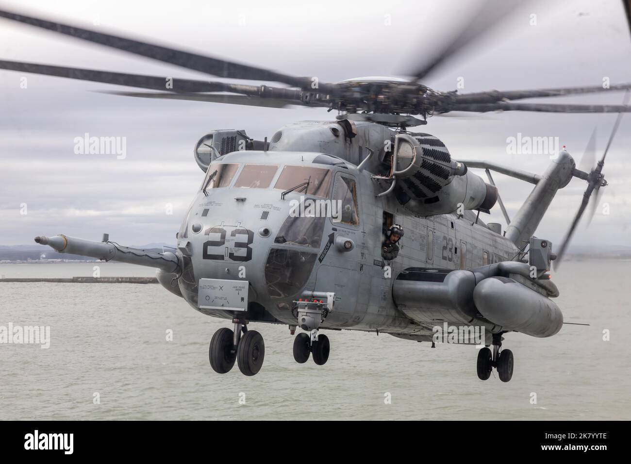 EIN US-AMERIKANISCHER Marine Corps CH-53E Super Hengst mit schwerem Marine-Hubschrauber-Squadron 361, Marine Aircraft Group 16, 3. Marine Aircraft Wing, fliegt auf das Landedeck des US-Naval Ship Sacagawea im Kushiro Port, Japan, 13. Oktober 2022. Die U.S.N.S Sacagawea dient als Kommandooperationszentrum für das Combat Logistics Regiment 37 und bietet logistische Unterstützung für verschiedene Einheiten, die an Resolute Dragon teilnehmen. Resolute Dragon 22 ist eine jährliche Übung zur Stärkung der Verteidigungsfähigkeit der US-japanischen Allianz durch integrierte Kommando- und Kontrollmaßnahmen, Stockfoto