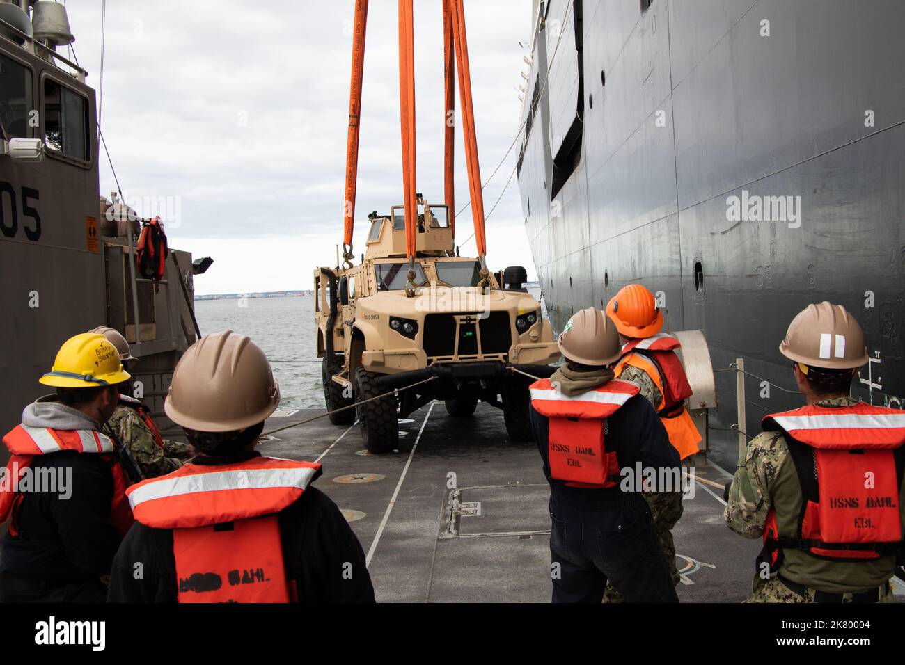 221005-N-DK042-1105 KUSHIRO PORT, Japan (5. Oktober 2022) Matrosen des Amphibious Construction Bataillon (ACB) 1 und des Navy Cargo Handling Bataillon (NCHB) 1, als Teil des Navy Support Elements zur Unterstützung der Operation Resolute Dragon 22, Senken Sie ein Joint Light Tactical Vehicle mit Linien auf das Deck eines verbesserten Marine-Lighterage-Systems (INLS) während des Kranbetriebs ab, während es bei USNS Dahl (T-AKR 312) im Kushiro Port, Japan, am 5. Oktober 2022 festgemacht wurde. USS Benfold (DDG 65), USNS Dahl (T-AKR 312) und USNS Sacagawea (T-AKE 2) nehmen an der gemeinsamen bilateralen Integration mit der III Marine Expedition Teil Stockfoto