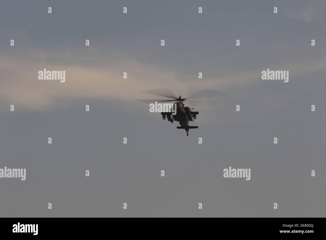 Eines von zwei US-amerikanischen Armee AH-64E Apache-Hubschrauber führen einen Überflug der Udairi Landing Zone im Lager Buehring, Kuwait, 17. Oktober 2022 durch. Die Apaches wurden von den Piloten der Task Force No Mercy des Bataillons 1., des 101. Aviation Regiments, des Attack Helicopter Bataillons, das der Combat Aviation Brigade 36. angeschlossen war, geflogen. Das Flugzeug führte die Überführung mit einem US-amerikanischen Unternehmen durch Army UH-60m Black Hawk Hubschrauber geflogen von Task Force Rough Rider Piloten von 3. Bataillon, 142. Aviation Regiment, Assault Helicopter Bataillon, befestigt an 36. CAB, und zwei italienischen F-2000 Eurofighter Taifune geflogen von Jet-Kämpfer Piloten Stockfoto