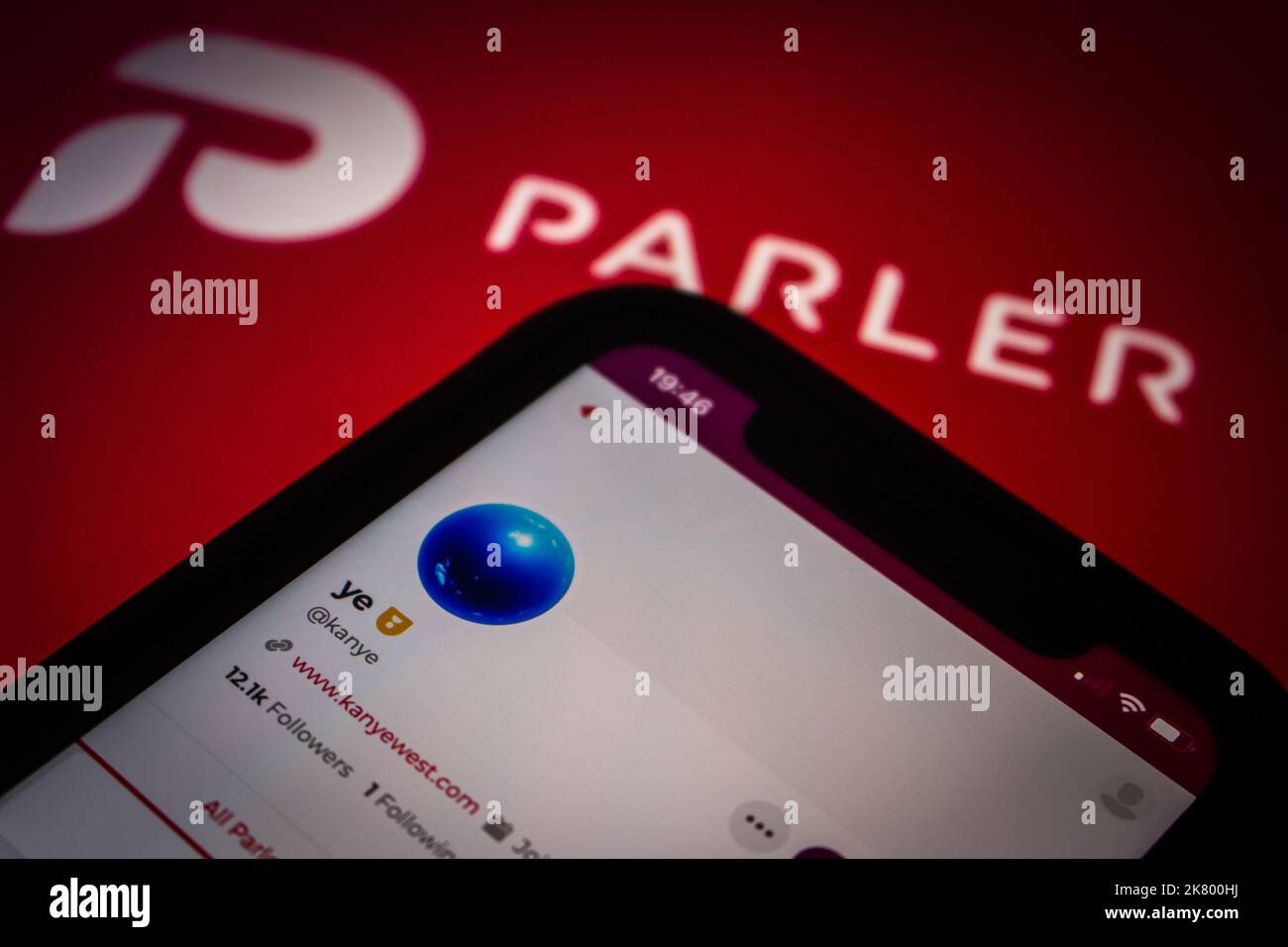 Parler-Account von Ye (früher bekannt als Kanye West) auf einem iPhone auf Parler-Logo-Hintergrund in dunkler Stimmung. Parler gab bekannt, dass ihr den Parler erworben habt Stockfoto