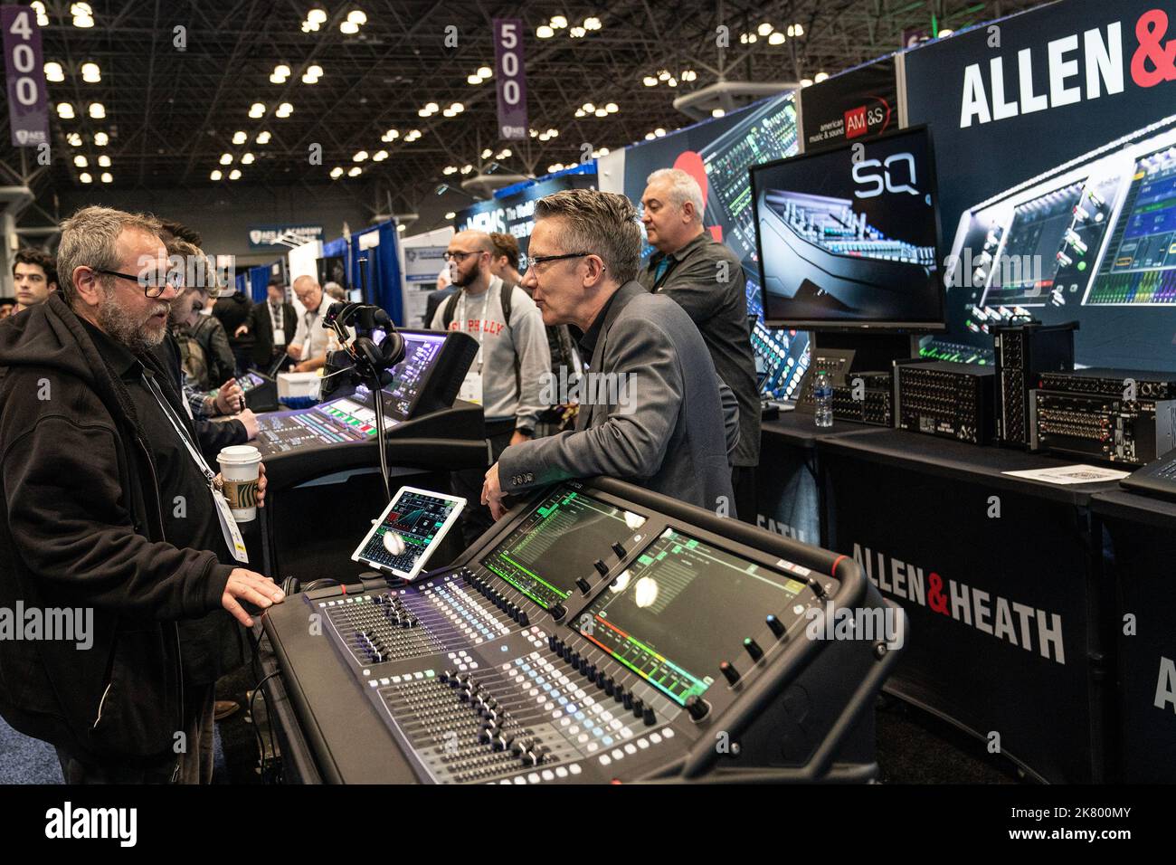 New York, USA. 19. Oktober 2022. Atmosphäre während der NAB-Messe im Jacob Javits Center in New York mit neuen Produkten für Broadcast, Video, Audio, Beleuchtung und mehr am 19. Oktober 2022. Show gut besucht mit Hunderten von Besuchern, angeboten von vielen Unternehmen in Broadcast, Video-Podcast, Audio-Übertragung und alles andere dazwischen. (Foto von Lev Radin/Sipa USA) Quelle: SIPA USA/Alamy Live News Stockfoto