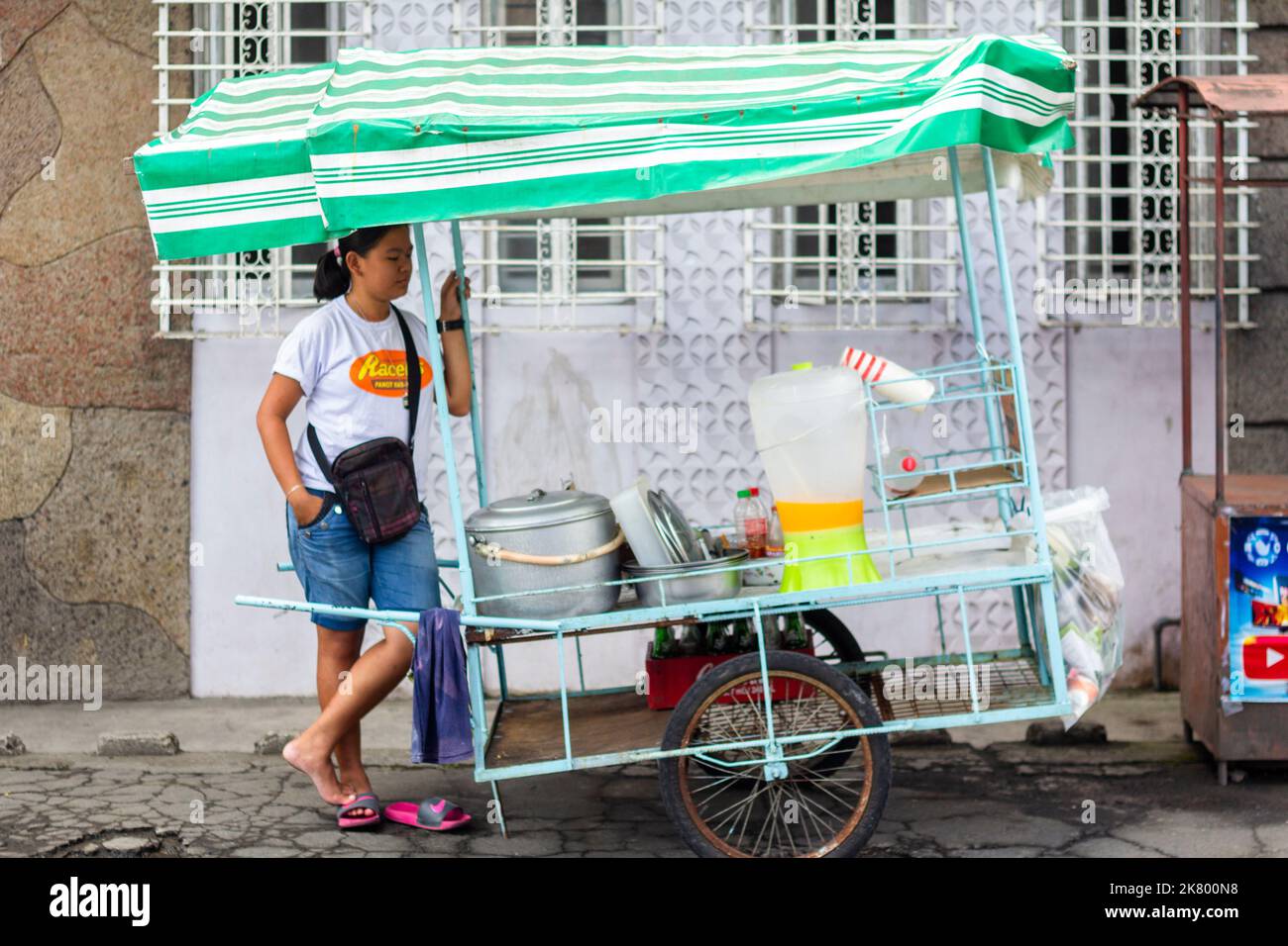 Ein ambulanter Essenswagen mit lokalen Nudeln und einem Getränk in Quezon, Philippinen Stockfoto