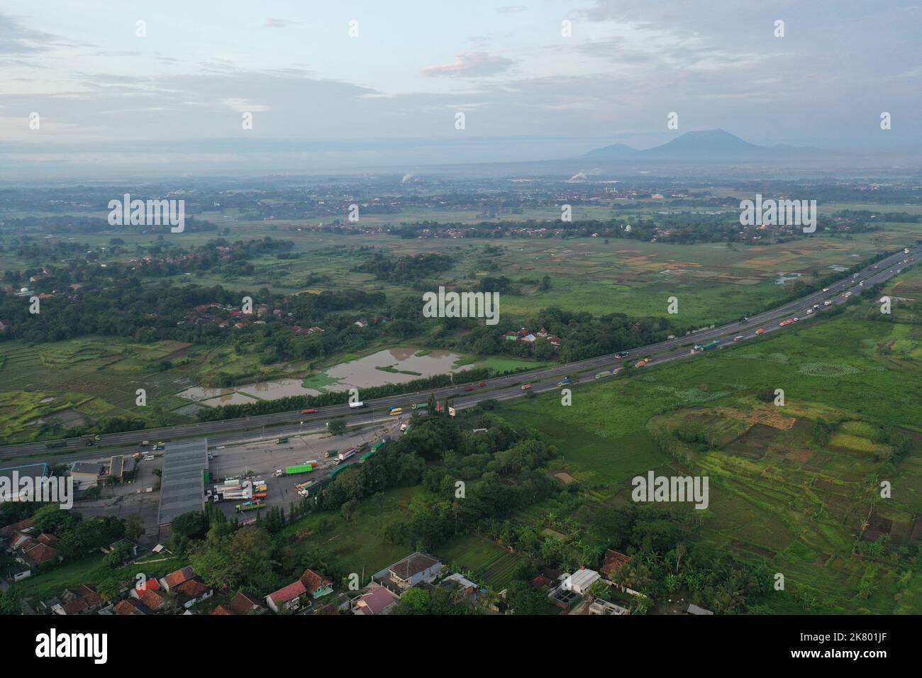 Aus der Vogelperspektive Sonnenaufgang der Landschaft in der östlichen Provinz Banten, Banten, Indonesien Stockfoto