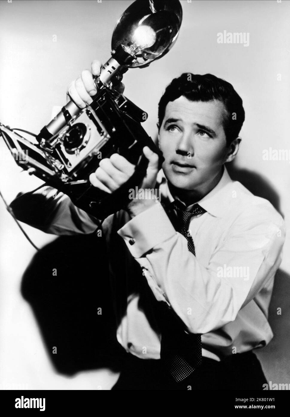 Howard Duff Film: Shakedown (1956) Charaktere: Jack Early Regie: Joseph Pevney 01. September 1950 **WARNUNG** Dieses Foto ist nur für redaktionelle Zwecke bestimmt und unterliegt dem Copyright von UNIVERSAL und/oder dem Fotografen, der von der Film- oder Produktionsfirma beauftragt wurde und darf nur von Publikationen im Zusammenhang mit der Bewerbung des oben genannten Films reproduziert werden. Eine obligatorische Gutschrift an UNIVERSAL ist erforderlich. Der Fotograf sollte auch bei Bekanntwerden des Fotos gutgeschrieben werden. Ohne schriftliche Genehmigung der Film Company kann keine kommerzielle Nutzung gewährt werden. Stockfoto