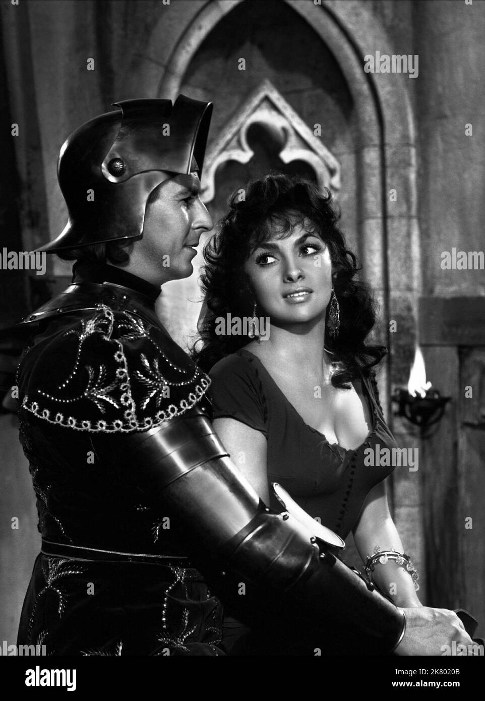Jean Danet & Gina Lollobrigida Film: Notre Dame De Paris; der Glöckner von Notre Dame (1956) Charaktere: Phoebus de Chateaupers, Esmeralda Regie: Jean Delannoy 19 December 1956 **WARNUNG** Dieses Foto ist nur für den redaktionellen Gebrauch bestimmt und unterliegt dem Copyright von ALLIIERTEN KÜNSTLERN und/oder dem Fotografen, der von der Film- oder Produktionsfirma beauftragt wurde, und kann nur von Publikationen im Zusammenhang mit der Bewerbung des oben genannten Films reproduziert werden. Eine obligatorische Gutschrift für ALLIIERTE KÜNSTLER ist erforderlich. Der Fotograf sollte auch bei Bekanntwerden des Fotos gutgeschrieben werden. Ohne schriftliche Genehmigung kann keine kommerzielle Nutzung gewährt werden Stockfoto