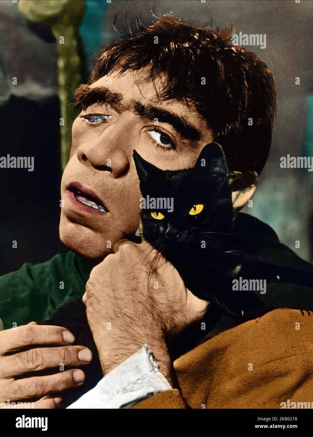 Anthony Quinn Film: Notre Dame De Paris; Der Glöckner Von Notre Dame (1956) Charaktere: Quasimodo Regie: Jean Delannoy 19 December 1956 **WARNUNG** Dieses Foto ist nur für den redaktionellen Gebrauch bestimmt und unterliegt dem Copyright von ALLIIERTEN KÜNSTLERN und/oder dem Fotografen, der von der Film- oder Produktionsfirma beauftragt wurde, und kann nur von Publikationen im Zusammenhang mit der Bewerbung des oben genannten Films reproduziert werden. Eine obligatorische Gutschrift für ALLIIERTE KÜNSTLER ist erforderlich. Der Fotograf sollte auch bei Bekanntwerden des Fotos gutgeschrieben werden. Ohne schriftliche Genehmigung der Film Company kann keine kommerzielle Nutzung gewährt werden. Stockfoto