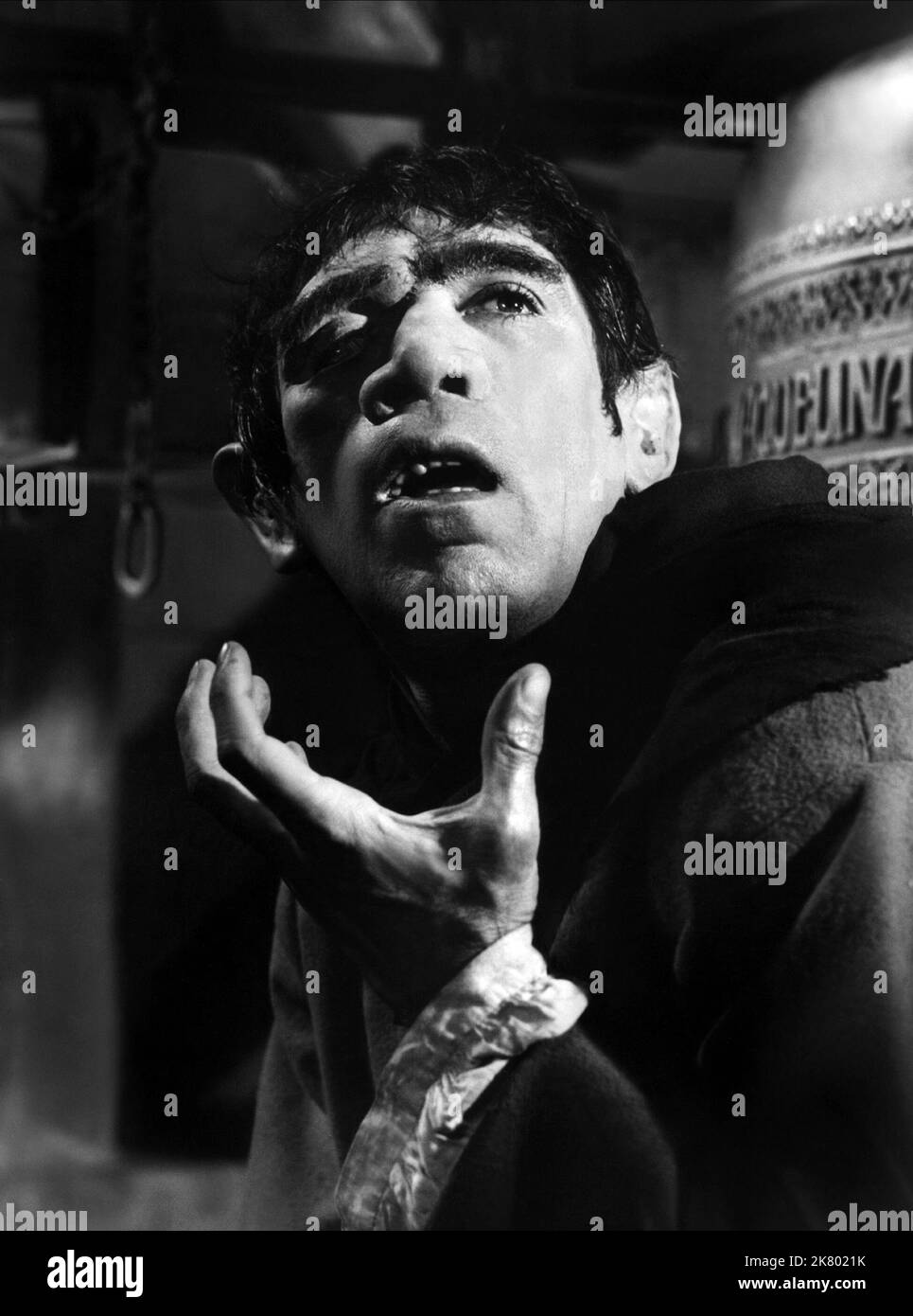 Anthony Quinn Film Notre Dame de Paris; der Glöckner von Notre Dame (1956) Charaktere: Quasimodo Regie: Jean Delannoy 19. Dezember 1956 **WARNUNG** dieses Foto ist nur für redaktionelle Zwecke bestimmt und unterliegt dem Urheberrecht der ALLIIERTEN KÜNSTLER und/oder des Fotografen, der von der Film- oder Produktionsgesellschaft zugewiesen wurde. Es kann nur durch Veröffentlichungen in Verbindung mit der Werbung für den obigen Film reproduziert werden. Eine obligatorische Gutschrift für ALLIIERTE KÜNSTLER ist erforderlich. Der Fotograf sollte ebenfalls angerechnet werden, wenn er bekannt ist. Ohne schriftliche Genehmigung der Film Company kann keine kommerzielle Nutzung gewährt werden. Stockfoto