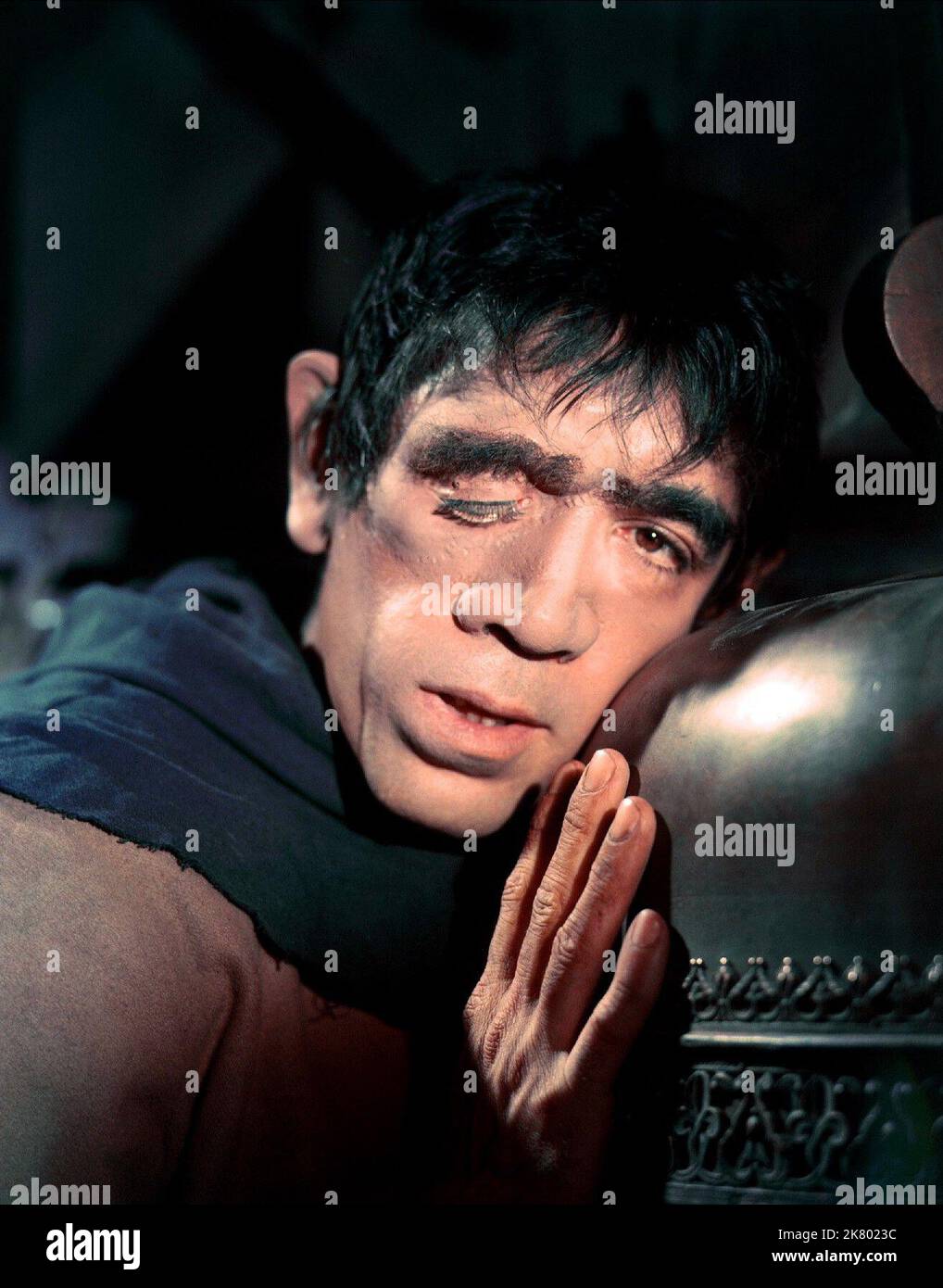 Anthony Quinn Film Notre Dame de Paris; der Glöckner von Notre Dame (1956) Charaktere: Quasimodo Regie: Jean Delannoy 19. Dezember 1956 **WARNUNG** dieses Foto ist nur für redaktionelle Zwecke bestimmt und unterliegt dem Urheberrecht der ALLIIERTEN KÜNSTLER und/oder des Fotografen, der von der Film- oder Produktionsgesellschaft zugewiesen wurde. Es kann nur durch Veröffentlichungen in Verbindung mit der Werbung für den obigen Film reproduziert werden. Eine obligatorische Gutschrift für ALLIIERTE KÜNSTLER ist erforderlich. Der Fotograf sollte ebenfalls angerechnet werden, wenn er bekannt ist. Ohne schriftliche Genehmigung der Film Company kann keine kommerzielle Nutzung gewährt werden. Stockfoto