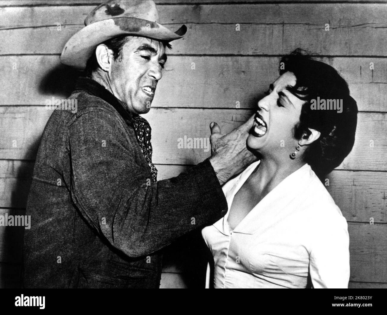Anthony Quinn & Katy Jurado Film man aus Del Rio (1956) Charaktere: Dave Robles, Estella Regie: Harry Horner 30 Oktober 1956 **WARNUNG** dieses Foto ist nur für redaktionelle Zwecke bestimmt und unterliegt dem Copyright von ROBERT L. JACK PRODUCTIONS und/oder dem Fotografen, der von der Film or Production Company zugewiesen wurde. Eine obligatorische Gutschrift für ROBERT L. JACK PRODUCTIONS ist erforderlich. Der Fotograf sollte ebenfalls angerechnet werden, wenn er bekannt ist. Ohne schriftliche Genehmigung der Film Company kann keine kommerzielle Nutzung gewährt werden. Stockfoto