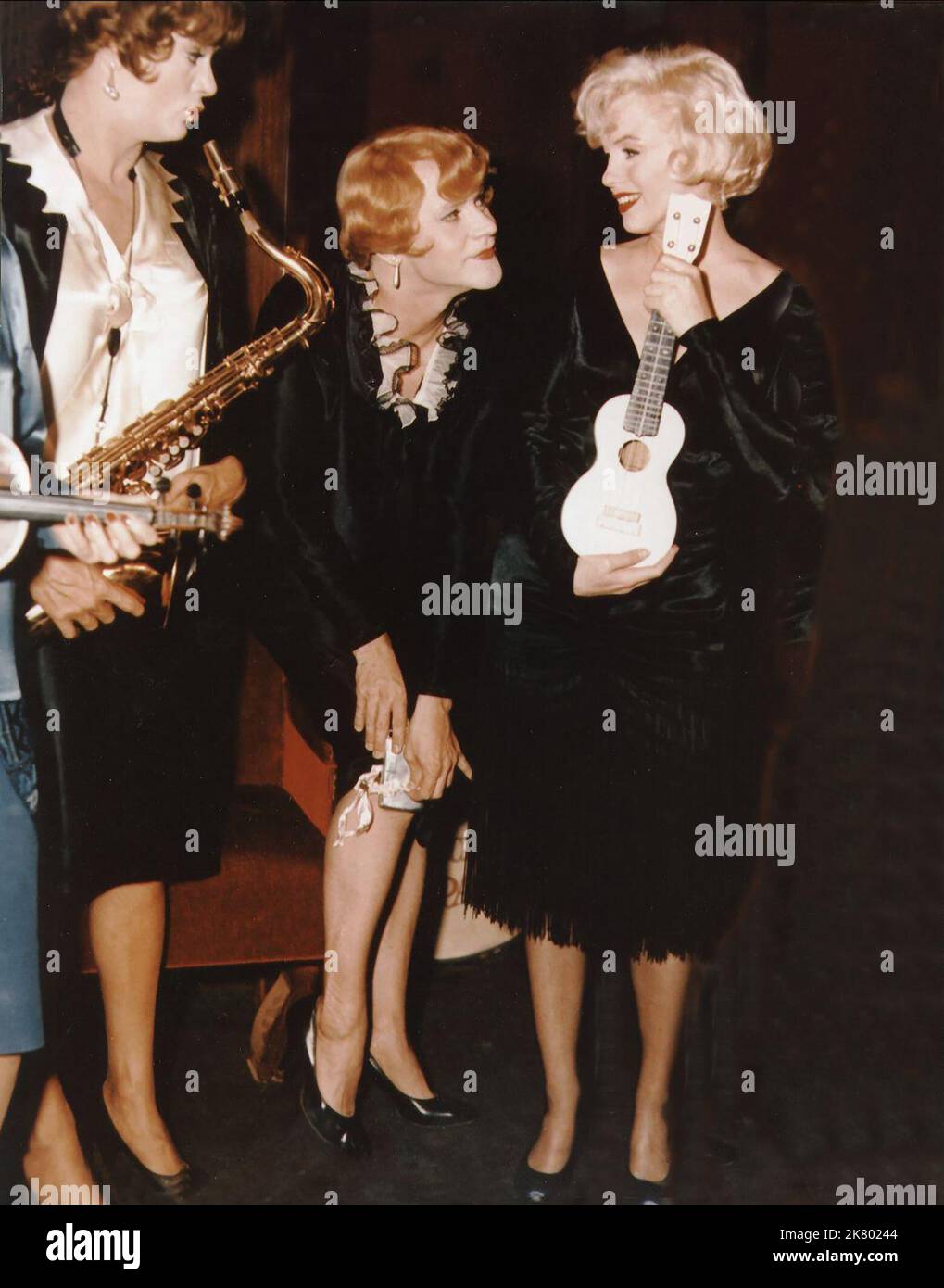 Tony Curtis, Jack Lemmon & Marilyn Monroe Film: Some Like IT Hot (USA 1959) Charaktere: Joe - 'Josephine', Jerry - 'Daphne', Sugar Kane Kowalczyk Regie: Billy Wilder 19. März 1959 **WARNUNG** Dieses Foto ist nur für redaktionelle Verwendung bestimmt und unterliegt dem Copyright von UNITED ARTISTS und/oder dem von der Film- oder Produktionsfirma beauftragten Fotografen und kann nur von Publikationen im Zusammenhang mit der Bewerbung des oben genannten Films reproduziert werden. Eine obligatorische Gutschrift für UNITED ARTISTS ist erforderlich. Der Fotograf sollte auch bei Bekanntwerden des Fotos gutgeschrieben werden. Ohne schriftliche Verfasserin kann keine kommerzielle Nutzung gewährt werden Stockfoto