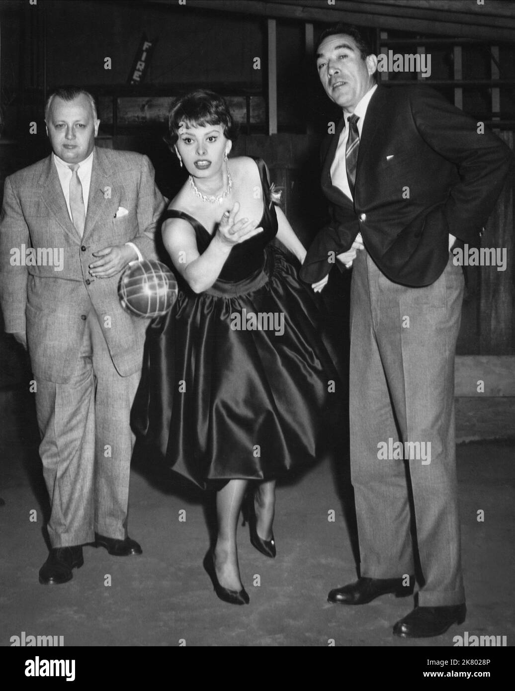 Sophia Loren & Anthony Quinn Film The Black Orchid (USA 1958) während der Dreharbeiten Regie: Martin Ritt 03. September 1958 **WARNUNG** dieses Foto ist nur für redaktionelle Zwecke bestimmt und unterliegt dem Urheberrecht von PARAMOUNT und/oder dem Fotografen, der von der Film or Production Company beauftragt wurde. Es kann nur durch Veröffentlichungen in Verbindung mit der Werbung für den obigen Film reproduziert werden. Es ist eine obligatorische Gutschrift bis ÜBERGEORDNETEN BETRAG erforderlich. Der Fotograf sollte ebenfalls angerechnet werden, wenn er bekannt ist. Ohne schriftliche Genehmigung der Film Company kann keine kommerzielle Nutzung gewährt werden. Stockfoto