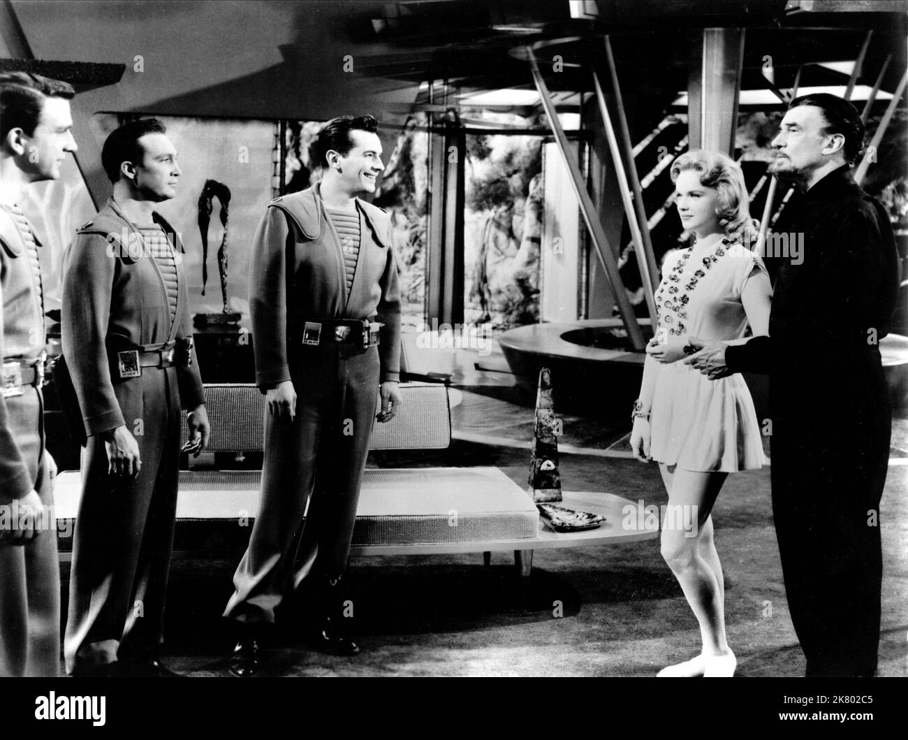 Leslie Nielsen, Jack Kelly, Warren Stevens, Anne Francis & Walter Pidgeon Film: Forbidden Planet (USA 1956) Charaktere: Commander J. J. Adams, LT. Jerry Farman, LT. 'Doc' Ostrow M.D., Altaira 'Alta' Morbius, Dr. Edward Morbius Regie: Fred M.Wilcox 23 March 1956 **WARNUNG** Dieses Foto ist nur für den redaktionellen Gebrauch bestimmt und unterliegt dem Copyright von MGM und/oder dem Fotografen, der von der Film- oder Produktionsfirma beauftragt wurde, und kann nur durch Publikationen im Zusammenhang mit der Bewerbung des oben genannten Films reproduziert werden. Eine obligatorische Gutschrift an MGM ist erforderlich. Der Fotograf sollte auch bei kn Stockfoto