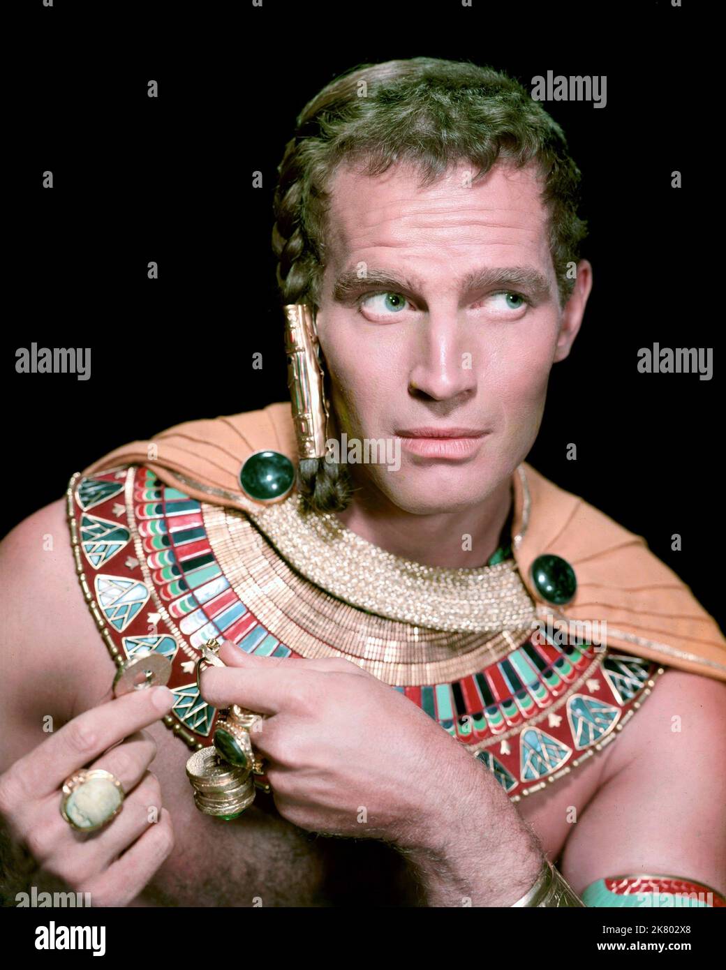 Charlton Heston Film The Ten Commandments (1956) Charaktere: Moses Regie: Cecil B. DeMille 05. Oktober 1956 **WARNUNG** dieses Foto ist nur für redaktionelle Zwecke bestimmt und unterliegt dem Urheberrecht von UNIVERSAL und/oder dem Fotografen, der von der Film or Production Company zugewiesen wurde und darf nur durch Veröffentlichungen in Verbindung mit der Werbung für den oben genannten Film reproduziert werden. Eine obligatorische Gutschrift für UNIVERSAL ist erforderlich. Der Fotograf sollte ebenfalls angerechnet werden, wenn er bekannt ist. Ohne schriftliche Genehmigung der Film Company kann keine kommerzielle Nutzung gewährt werden. Stockfoto
