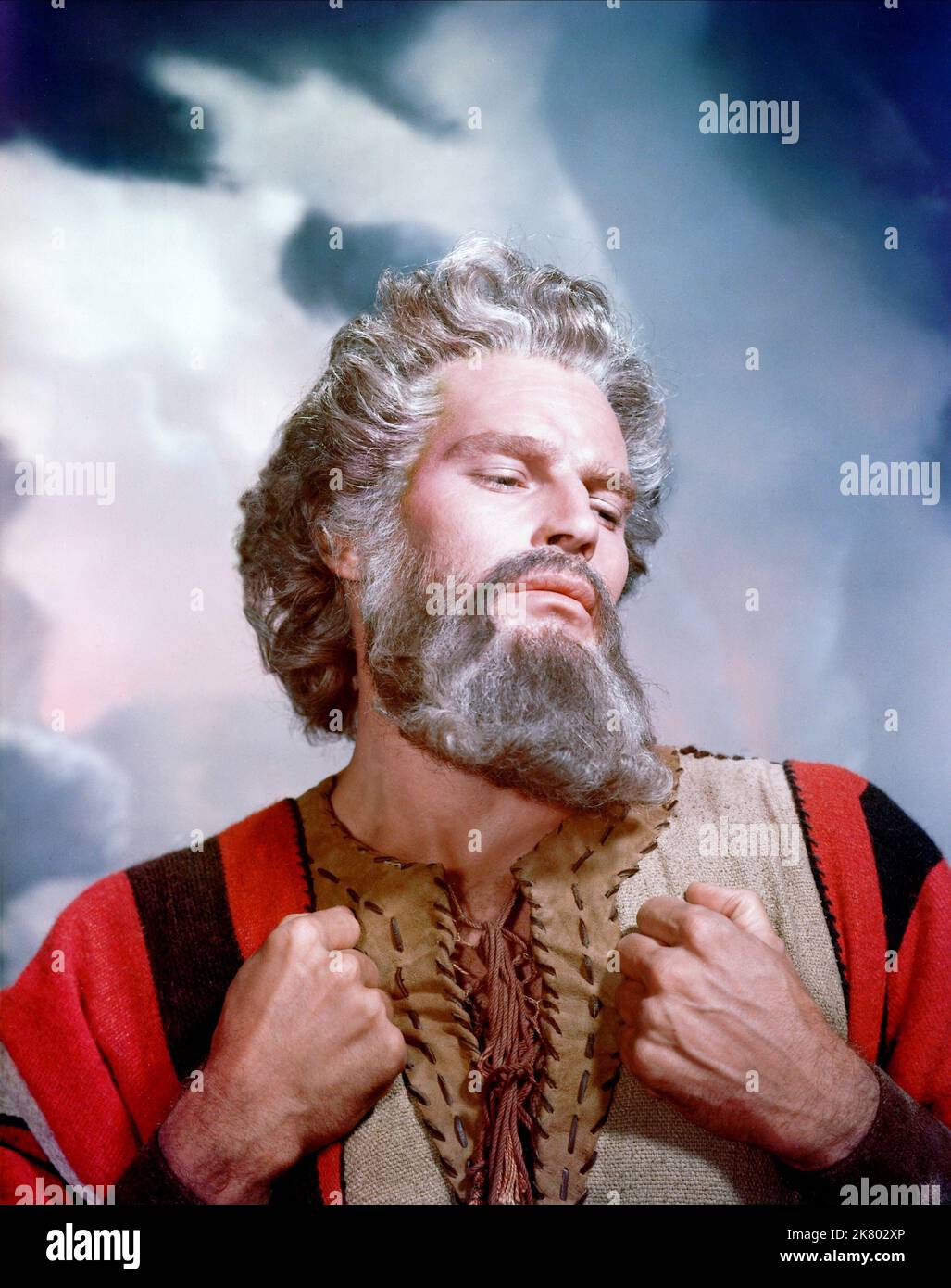 Charlton Heston Film The Ten Commandments (1950) Charaktere: Moses Regie: Cecil B. DeMille 05. Oktober 1956 **WARNUNG** dieses Foto ist nur für redaktionelle Zwecke bestimmt und unterliegt dem Urheberrecht von UNIVERSAL und/oder dem Fotografen, der von der Film or Production Company zugewiesen wurde und darf nur durch Veröffentlichungen in Verbindung mit der Werbung für den oben genannten Film reproduziert werden. Eine obligatorische Gutschrift für UNIVERSAL ist erforderlich. Der Fotograf sollte ebenfalls angerechnet werden, wenn er bekannt ist. Ohne schriftliche Genehmigung der Film Company kann keine kommerzielle Nutzung gewährt werden. Stockfoto