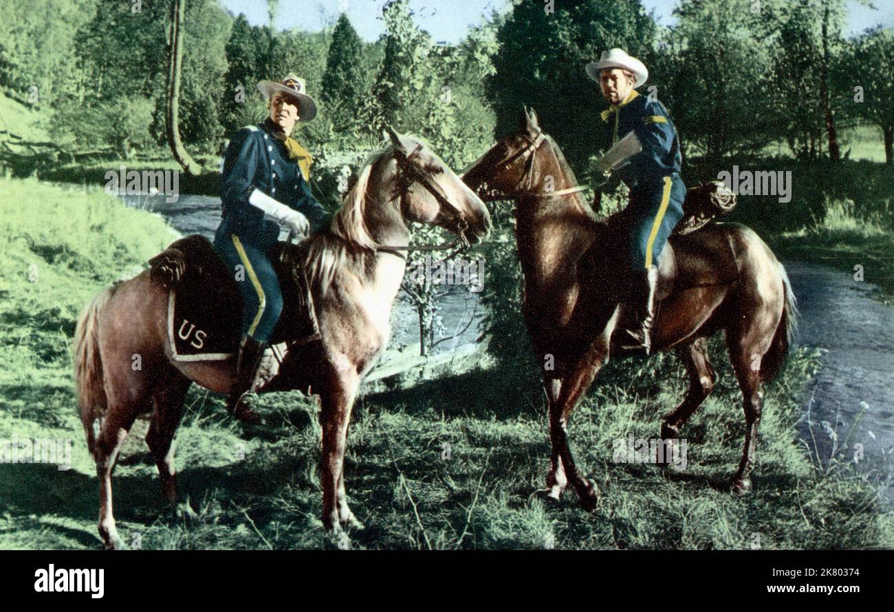 Bruce Bennett & Don Garrard Film: Flaming Frontier (1958) Charaktere: Capt. Jim Hewson & Sgt. Haggerty Director: Sam Newfield 01 August 1958 **WARNUNG** Dieses Foto ist nur für den redaktionellen Gebrauch bestimmt und unterliegt dem Copyright von REGAL FILM Inc und/oder des Fotografen, der von der Film- oder Produktionsfirma beauftragt wurde und kann nur durch Publikationen im Zusammenhang mit der Bewerbung des oben genannten Films reproduziert werden. Eine obligatorische Gutschrift für REGAL FILM Inc ist erforderlich. Der Fotograf sollte auch bei Bekanntwerden des Fotos gutgeschrieben werden. Ohne schriftliche Genehmigung der Film Company kann keine kommerzielle Nutzung gewährt werden. Stockfoto