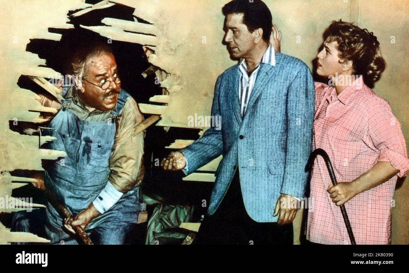 Salvatore Baccaloni, Richard Conte & Judy Holliday Film: Voller Leben (1954) Charaktere: Papa Vittorio Rocco,Nick Rocco & Emily Rocco Regie: Richard Quine 25 December 1956 **WARNUNG** Dieses Foto ist nur für redaktionelle Verwendung bestimmt und unterliegt dem Copyright von COLUMBIA PICTURES und/oder des Fotografen, der von der Film- oder Produktionsfirma beauftragt wurde und darf nur von Publikationen im Zusammenhang mit der Bewerbung des oben genannten Films reproduziert werden. Eine obligatorische Gutschrift für COLUMBIA PICTURES ist erforderlich. Der Fotograf sollte auch bei Bekanntwerden des Fotos gutgeschrieben werden. Ohne schriftliche Genehmigung kann keine kommerzielle Nutzung gewährt werden Stockfoto