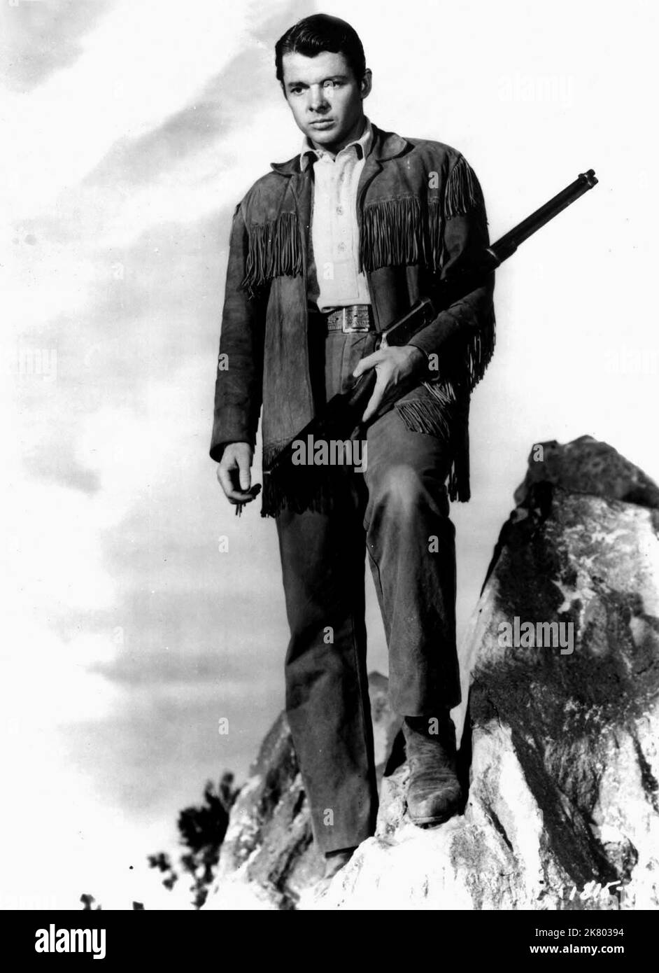 Audie Murphy Film: Walk the Proud Land (USA 1956) Charaktere: John Philip Clum Regie: Jesse Hibbs 01. August 1956 **WARNUNG** Dieses Foto ist nur für redaktionelle Verwendung bestimmt und unterliegt dem Copyright von UNIVERSAL und/oder dem Fotografen, der von der Film- oder Produktionsfirma beauftragt wurde und darf nur von Publikationen im Zusammenhang mit der Bewerbung des oben genannten Films reproduziert werden. Eine obligatorische Gutschrift an UNIVERSAL ist erforderlich. Der Fotograf sollte auch bei Bekanntwerden des Fotos gutgeschrieben werden. Ohne schriftliche Genehmigung der Film Company kann keine kommerzielle Nutzung gewährt werden. Stockfoto