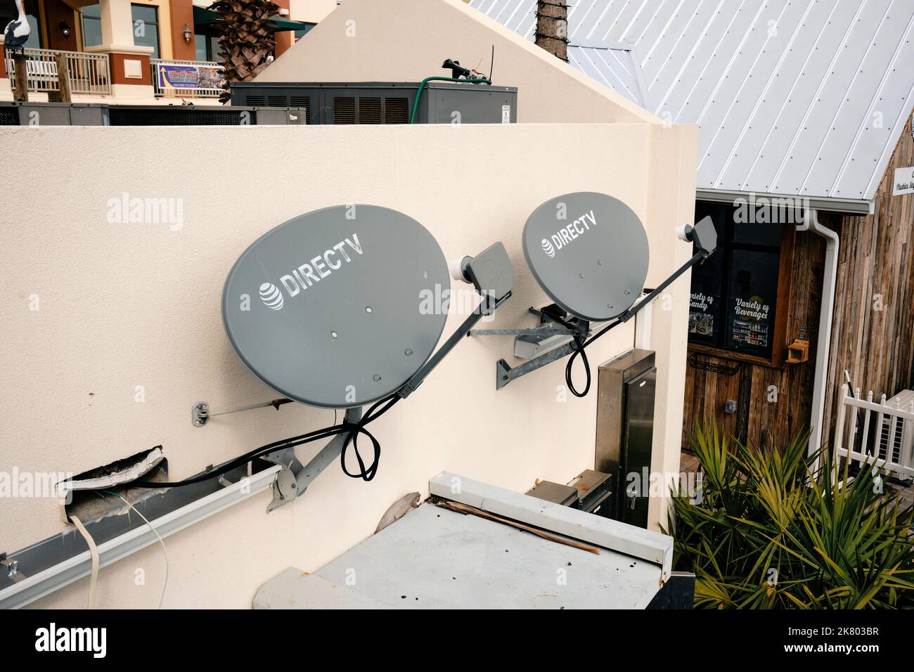 Zwei Satelliten-TV, (TV) Antennen für Direct TV auf der Seite eines Gebäudes in Harborwalk Village und Marina in Destin Florida, USA. Stockfoto