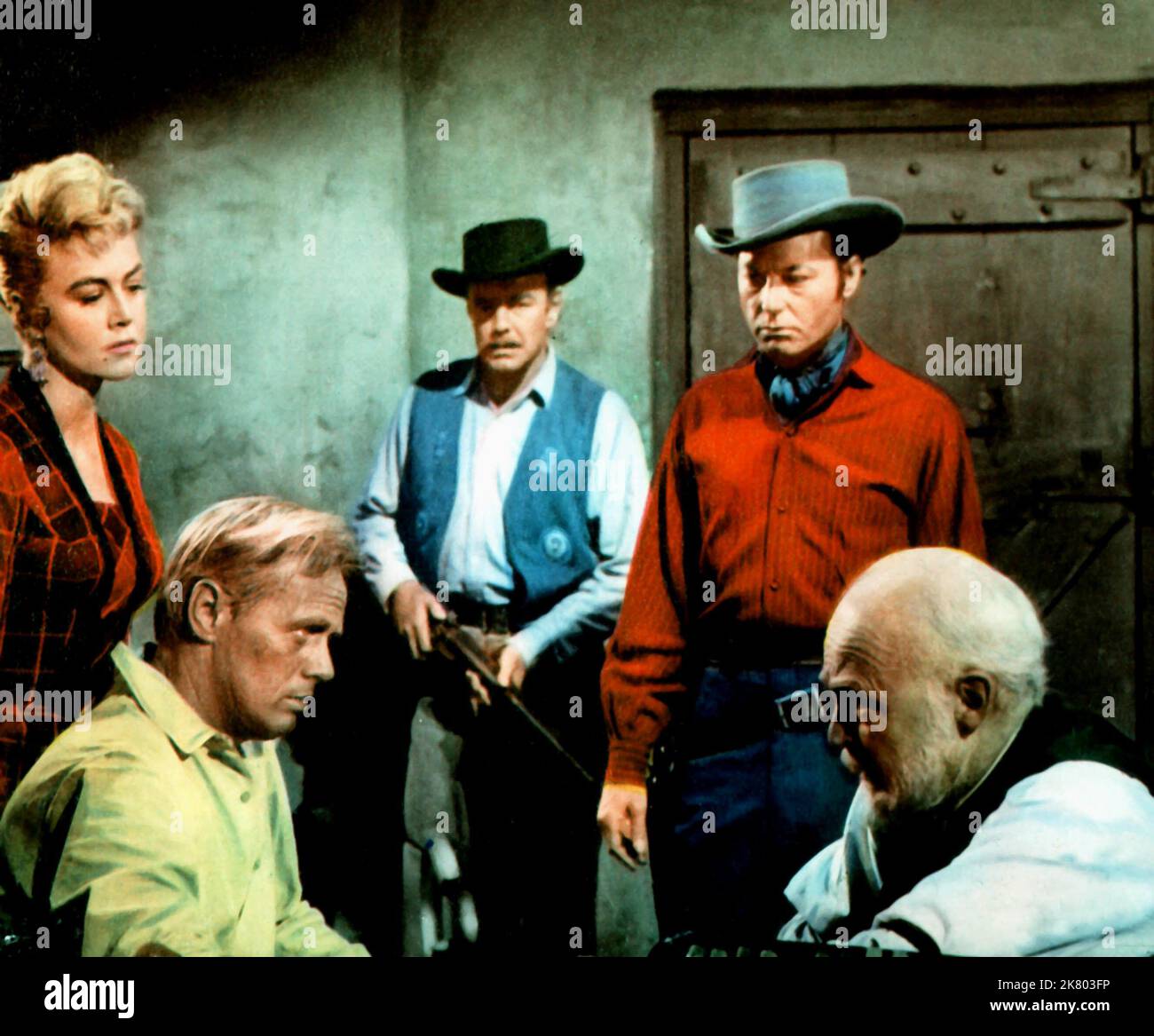 Dorothy Malone, Richard Widmark, DeForest Kelley & Wallace Ford Film: Warlock (USA 1959) Charaktere: Lily Dollar, Johnny Gannon, Curley Burne (als De Forest Kelley) & Judge Holloway Regie: Edward Dmytryk 01 April 1959 **WARNUNG** Dieses Foto ist nur für redaktionelle Verwendung bestimmt und unterliegt dem Copyright von 20. CENTURY FOX und/oder des Fotografen, die von der Film- oder Produktionsfirma beauftragt wurden.Es kann nur durch Publikationen im Zusammenhang mit der Bewerbung des oben genannten Films reproduziert werden. Eine obligatorische Gutschrift an 20. CENTURY FOX ist erforderlich. Der Fotograf sollte auch bei Bekanntwerden des Fotos gutgeschrieben werden. Kein kommerzielles US Stockfoto