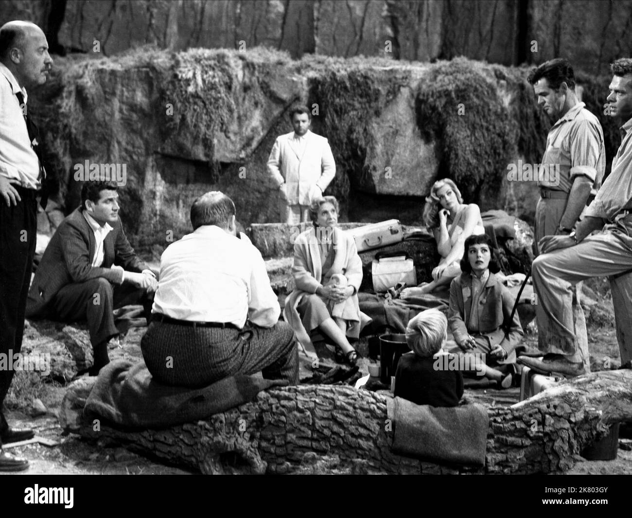 Fred Clark, Gene Barry, Jesse White, Rod Steiger, Beulah Bondi, Jon Provost, Anita Ekberg, Phyllis Kirk, Robert Ryan & Keith Andes Film: Back from Eternity (USA 1956) Charaktere: Crimp, Jud Ellis, Pete Boswick, Vasquel, Martha Spangler, Tommy Malone, Rena, Louise Melhorn, Bill Lonagan & Joe Brooks Regie: John Farrow 07 September 1956 **WARNUNG** Dieses Foto ist nur für redaktionelle Zwecke bestimmt und unterliegt dem Copyright von RKO und/oder des Fotografen, der von der Film- oder Produktionsfirma beauftragt wurde, und kann nur von Publikationen im Zusammenhang mit der Bewerbung des oben genannten Films reproduziert werden. Eine obligatorische Gutschrift an Stockfoto