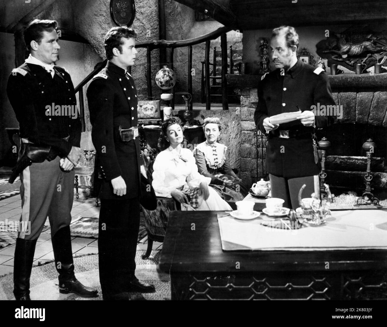 Phil Carey, Robert Francis, Donna Reed & Onslow Stevens Film: They Rode West (1952) Charaktere: ,Dr. Allen Seward, Laurie MacKaye & Col. Ethan Waters Director: Phil Karlson 12. April 1954 **WARNUNG** Dieses Foto ist nur für redaktionelle Zwecke bestimmt und unterliegt dem Copyright von COLUMBIA und/oder des Fotografen, der von der Film- oder Produktionsfirma beauftragt wurde und darf nur von Publikationen im Zusammenhang mit der Bewerbung des oben genannten Films reproduziert werden. Eine obligatorische Gutschrift an COLUMBIA ist erforderlich. Der Fotograf sollte auch bei Bekanntwerden des Fotos gutgeschrieben werden. Eine kommerzielle Nutzung kann ohne schriftliche Genehmigung von nicht gewährt werden Stockfoto