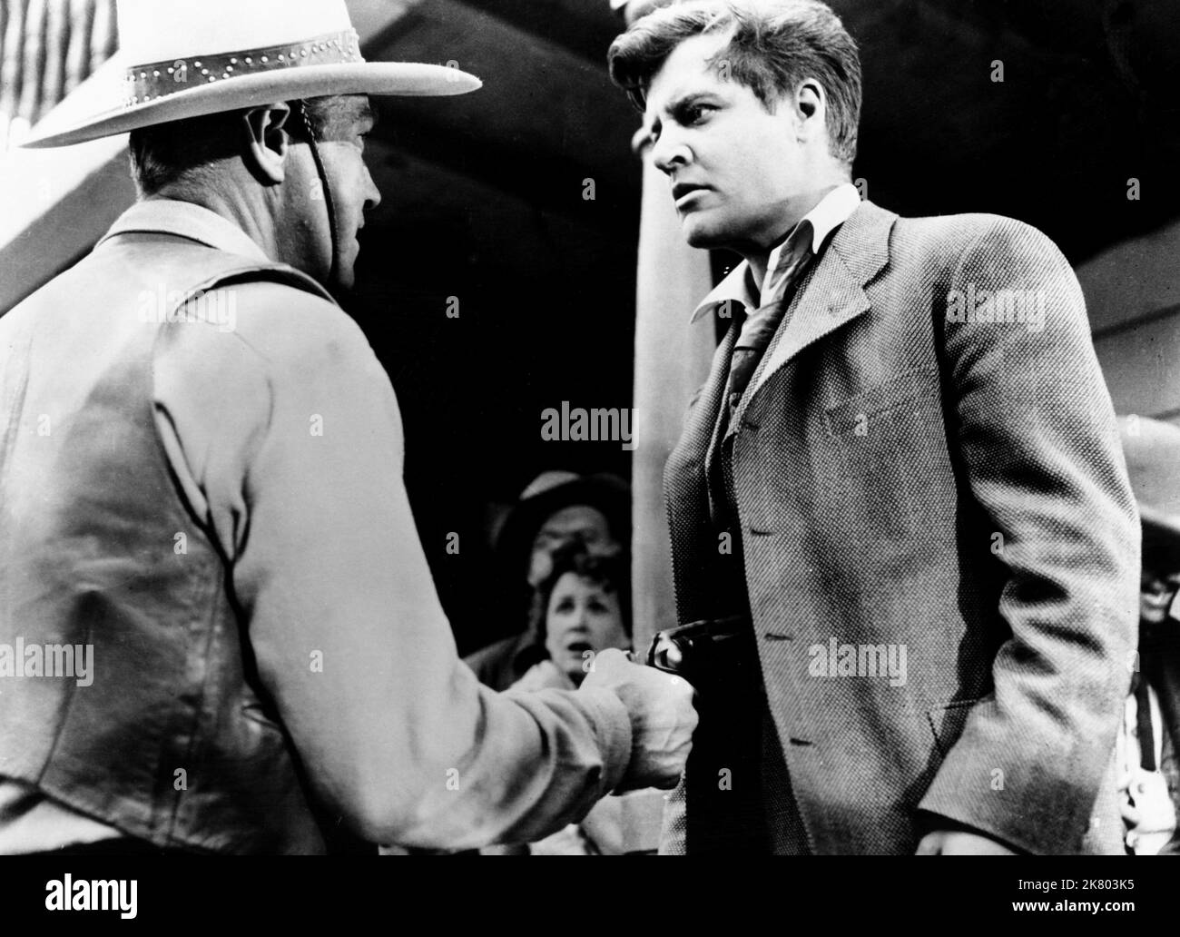 Neville Brand & Richard Long Film: Fury At Gunsight Pass (1956) Charaktere: Dirk Hogan & Roy Hanford Regie: Fred F. Sears 15 February 1956 **WARNUNG** Dieses Foto ist nur für den redaktionellen Gebrauch bestimmt und unterliegt dem Copyright von COLUMBIA PICTURES und/oder des Fotografen, der von der Film- oder Produktionsfirma beauftragt wurde und darf nur von Publikationen im Zusammenhang mit der Bewerbung des oben genannten Films reproduziert werden. Eine obligatorische Gutschrift für COLUMBIA PICTURES ist erforderlich. Der Fotograf sollte auch bei Bekanntwerden des Fotos gutgeschrieben werden. Ohne schriftliche Genehmigung der Film Company kann keine kommerzielle Nutzung gewährt werden. Stockfoto