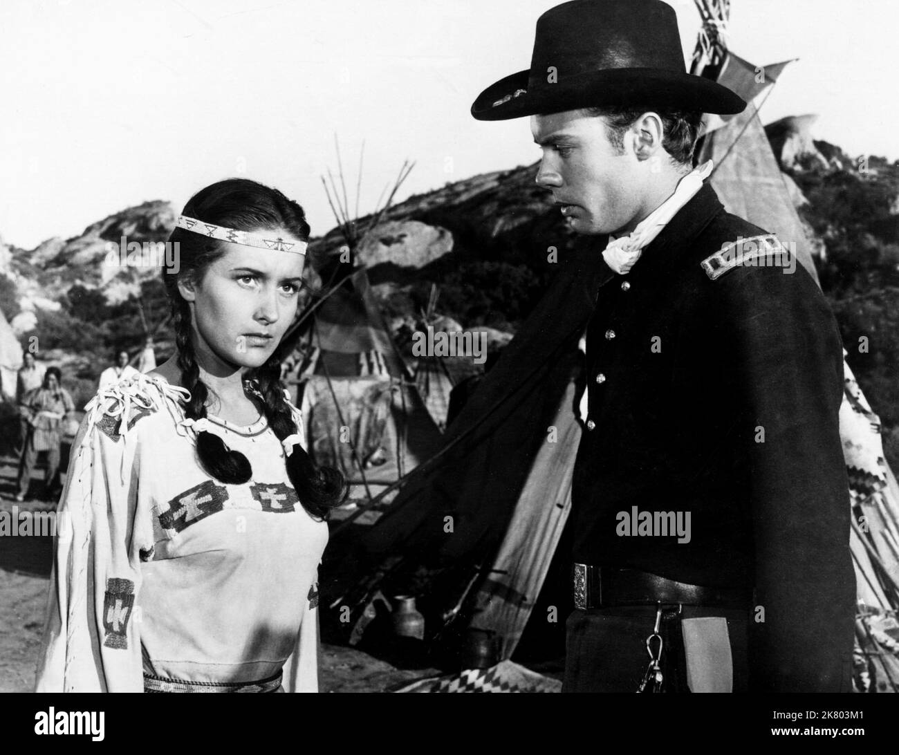 May Wynn & Robert Francis Film: They Rode West (1954) Charaktere: Manyi-ten  & Dr. Allen Seward Regie: Phil Karlson 12. April 1954 **WARNUNG** Dieses  Foto ist nur für redaktionelle Zwecke bestimmt und