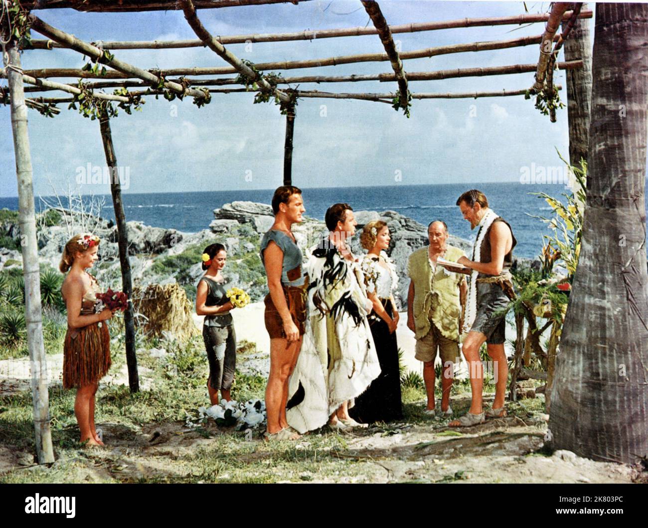 Eddie Byrne, Kenneth More, Sally Ann Howes, Cecil Parker & Miles Malleson Film: The Admirable Crichton (1957) Charaktere: Captain,Crichton,Lady Mary,Lord Loam & Vicar Regie: Lewis Gilbert 15. November 1957 **WARNUNG** Dieses Foto ist nur für redaktionelle Zwecke bestimmt und unterliegt dem Copyright von COLUMBIA PICTURES und/oder des Fotografen, der von der Film- oder Produktionsfirma beauftragt wurde und darf nur von Publikationen im Zusammenhang mit der Bewerbung des oben genannten Films reproduziert werden. Eine obligatorische Gutschrift für COLUMBIA PICTURES ist erforderlich. Der Fotograf sollte auch bei Bekanntwerden des Fotos gutgeschrieben werden. Eine kommerzielle Nutzung ist nicht möglich Stockfoto