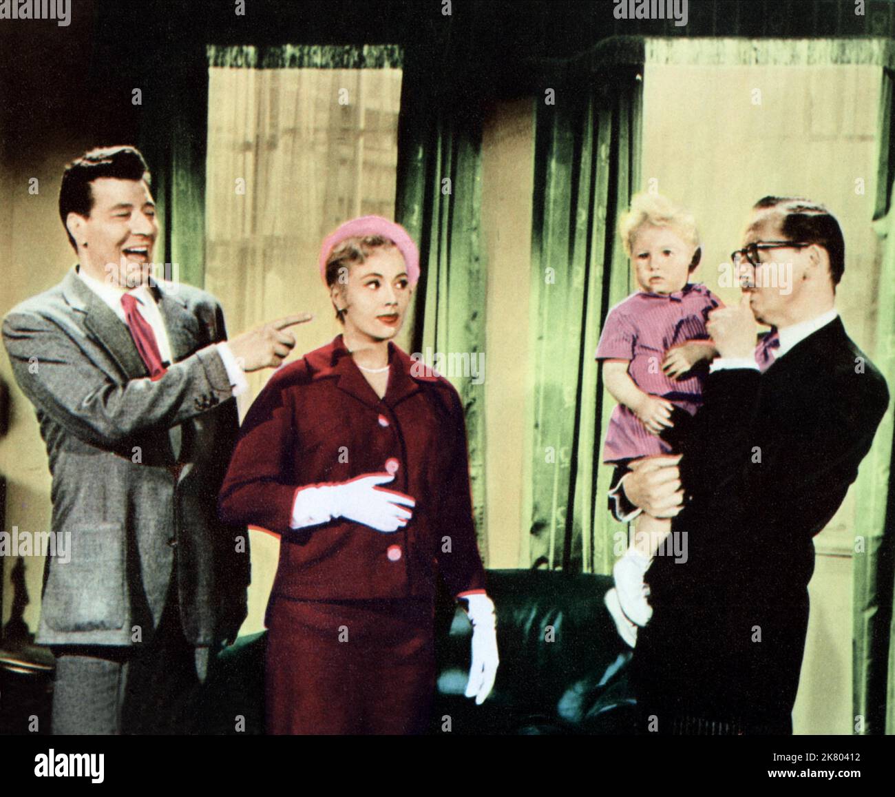 Max Bygraves, Shirley Jones & Steven Stocker Film: Bobbikins (1958) Charaktere: Benjamin 'Ben' Barnaby,Betty Barnaby & Robert 'Bobbikins' Barnaby (als Baby Steven Stocker) Regie: Robert Day 28 July 1959 **WARNUNG** Dieses Foto ist nur für den redaktionellen Gebrauch bestimmt und unterliegt dem Copyright von 20. CENTURY FOX und/oder des Fotografen, der von der Film- oder Produktionsfirma beauftragt wurde, und kann nur von Publikationen im Zusammenhang mit der Bewerbung des oben genannten Films reproduziert werden. Eine obligatorische Gutschrift an 20. CENTURY FOX ist erforderlich. Der Fotograf sollte auch bei Bekanntwerden des Fotos gutgeschrieben werden. Keine kommerzielle Nutzung kann Gran sein Stockfoto