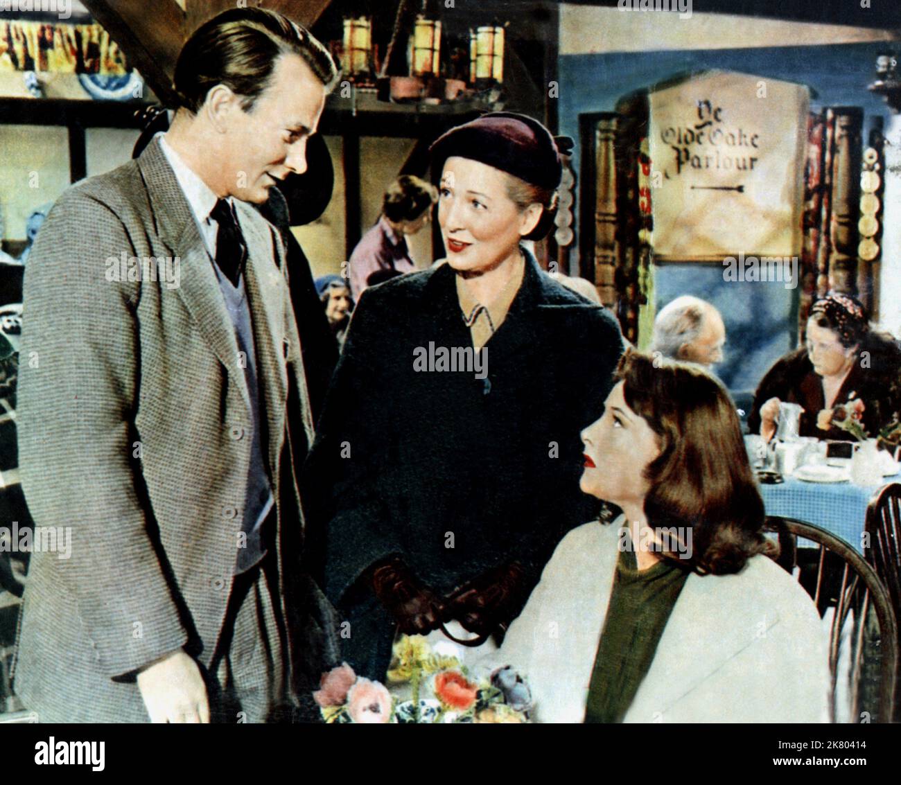 Denholm Elliott & Kay Walsh Film Lease of Life (1956) Charaktere: Martin Blake & Mrs. Vera Thorne Regie: Charles Frend 19. Oktober 1954 **WARNUNG** dieses Foto ist nur für redaktionelle Zwecke bestimmt und unterliegt dem Urheberrecht DER RANGORGANISATION und/oder des Fotografen, der von der Film or Production Company zugewiesen wurde. Eine obligatorische Gutschrift für DIE RANGORGANISATION ist erforderlich. Der Fotograf sollte ebenfalls angerechnet werden, wenn er bekannt ist. Ohne schriftliche Genehmigung der Film Company kann keine kommerzielle Nutzung gewährt werden. Stockfoto