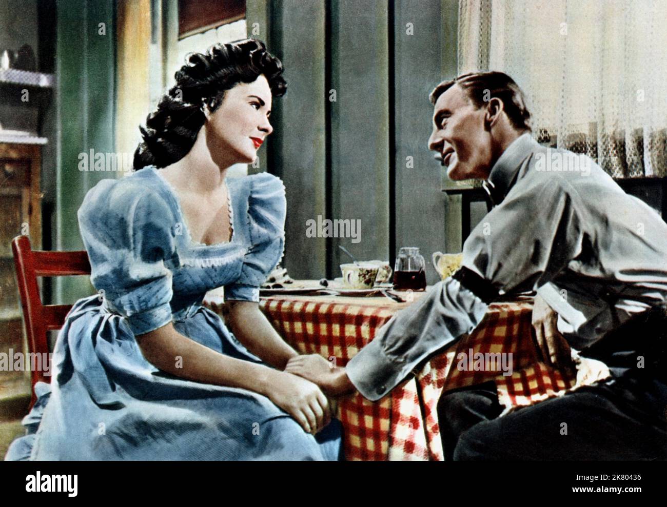 Jean Peters & David Wayne Film: Wait Til The Sun Shines, Nellie (1956) Charaktere: Nellie Halper & Ben Halper Regie: Henry King 27 June 1952 **WARNUNG** Dieses Foto ist nur für den redaktionellen Gebrauch bestimmt und unterliegt dem Copyright von 20. CENTURY FOX und/oder des Fotografen, der von der Film- oder Produktionsfirma beauftragt wurde, und kann nur durch Publikationen im Zusammenhang mit der Bewerbung des oben genannten Films reproduziert werden. Eine obligatorische Gutschrift an 20. CENTURY FOX ist erforderlich. Der Fotograf sollte auch bei Bekanntwerden des Fotos gutgeschrieben werden. Ohne schriftliche Genehmigung der Film Company kann keine kommerzielle Nutzung gewährt werden. Stockfoto