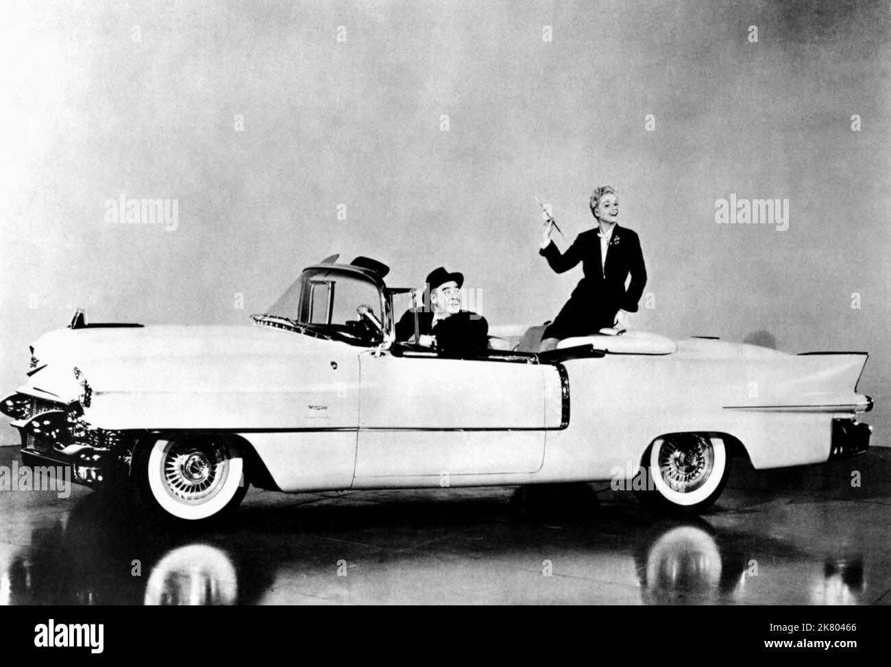 Paul Douglas & Judy Holliday Film: The Solid Gold Cadillac (1953) Charaktere: Edward L. McKeever & Laura Partridge Regie: Richard Quine 22. August 1956 **WARNUNG** Dieses Foto ist nur für redaktionelle Verwendung bestimmt und unterliegt dem Copyright von COLUMBIA PICTURES und/oder des Fotografen, der von der Film- oder Produktionsfirma beauftragt wurde und darf nur von Publikationen im Zusammenhang mit der Bewerbung des oben genannten Films reproduziert werden. Eine obligatorische Gutschrift für COLUMBIA PICTURES ist erforderlich. Der Fotograf sollte auch bei Bekanntwerden des Fotos gutgeschrieben werden. Ohne schriftliche Genehmigung der Film Compa kann keine kommerzielle Nutzung gewährt werden Stockfoto
