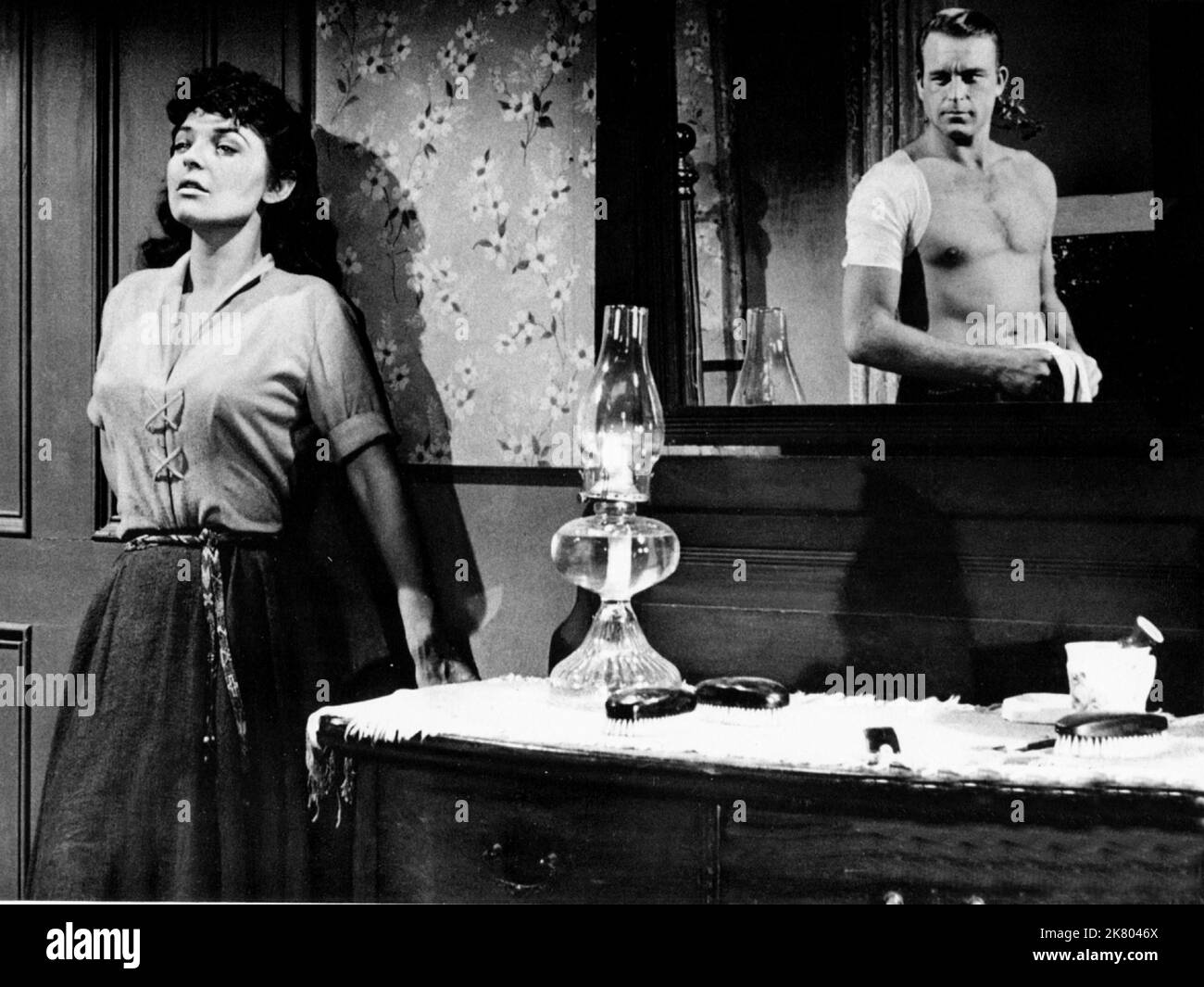 Anne Bancroft & Scott Brady Film The Restless Breed (1951) Charaktere: Angelita & Mitchell 'Mitch' Baker Regie: Allan Dawn 01. Mai 1957 **WARNUNG** dieses Foto ist nur für redaktionelle Zwecke bestimmt und unterliegt dem Urheberrecht von 20TH CENTURY FOX und/oder dem Fotografen, der von der Film or Production Company zugewiesen wurde. Eine obligatorische Gutschrift für 20TH CENTURY FOX ist erforderlich. Der Fotograf sollte ebenfalls angerechnet werden, wenn er bekannt ist. Ohne schriftliche Genehmigung der Film Company kann keine kommerzielle Nutzung gewährt werden. Stockfoto