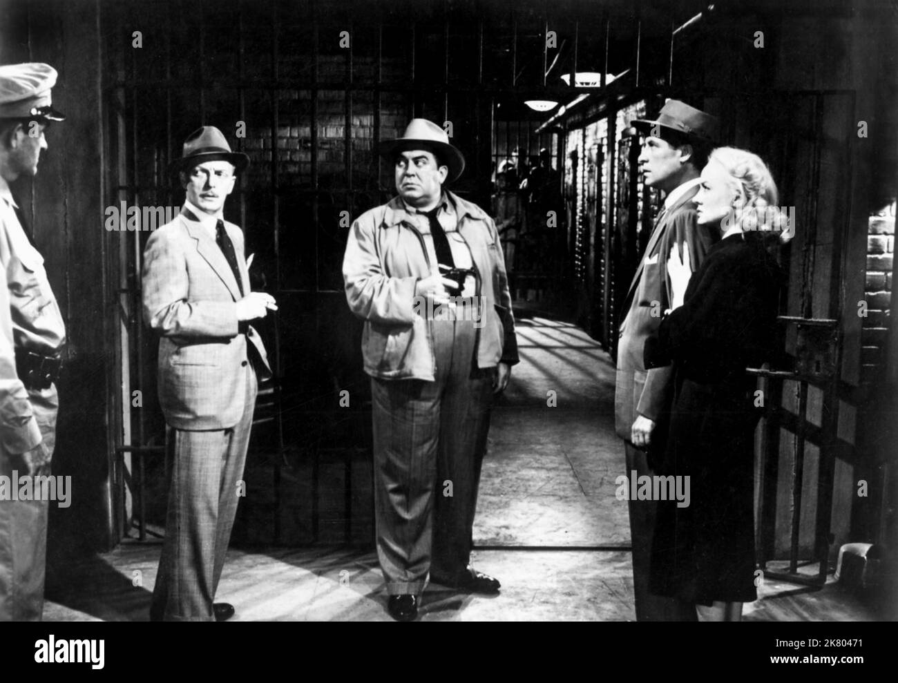 Everett Sloane, Thomas Gomez, John Hodiak & Audrey Totter Film: The Sellout (1953) Charaktere: Nelson S. Tarsson,Sherrif Kellwin C. Burke,Chick Johnson & Cleo Bethel Regie: Gerald Mayer 30 May 1952 **WARNUNG** Dieses Foto ist nur für den redaktionellen Gebrauch bestimmt und unterliegt dem Copyright von METRO-GOLDWYN-MAYER und/oder des Fotografen, der von der Film- oder Produktionsfirma beauftragt wurde und darf nur durch Publikationen im Zusammenhang mit der Bewerbung des oben genannten Films reproduziert werden. Eine obligatorische Gutschrift an METRO-GOLDWYN-MAYER ist erforderlich. Der Fotograf sollte auch bei Bekanntwerden des Fotos gutgeschrieben werden. Es kann keine kommerzielle Nutzung erfolgen Stockfoto