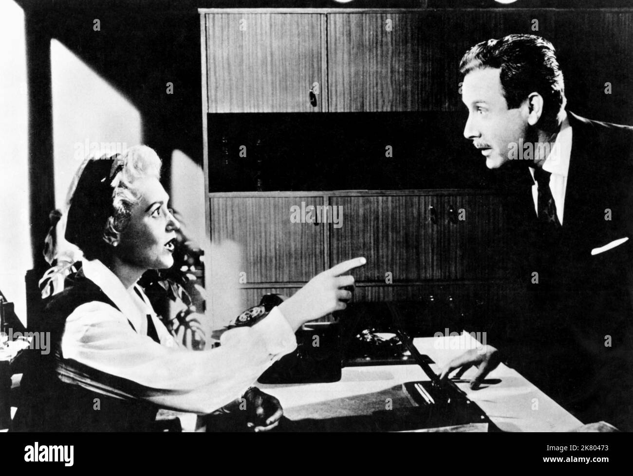 Judy Holliday & Arthur O'Connell Film The Solid Gold Cadillac (1956) Charaktere: Laura Partridge & Regisseur: Richard Quine 22. August 1956 **WARNUNG** dieses Foto ist nur für redaktionelle Zwecke bestimmt und unterliegt dem Copyright von COLUMBIA PICTURES und/oder dem Fotografen, der von der Film or Production Company zugewiesen wurde. Es kann nur durch Veröffentlichungen in Verbindung mit der Werbung für den oben genannten Film reproduziert werden. Eine obligatorische Gutschrift für COLUMBIA PICTURES ist erforderlich. Der Fotograf sollte ebenfalls angerechnet werden, wenn er bekannt ist. Ohne schriftliche Genehmigung der Film Company kann keine kommerzielle Nutzung gewährt werden. Stockfoto