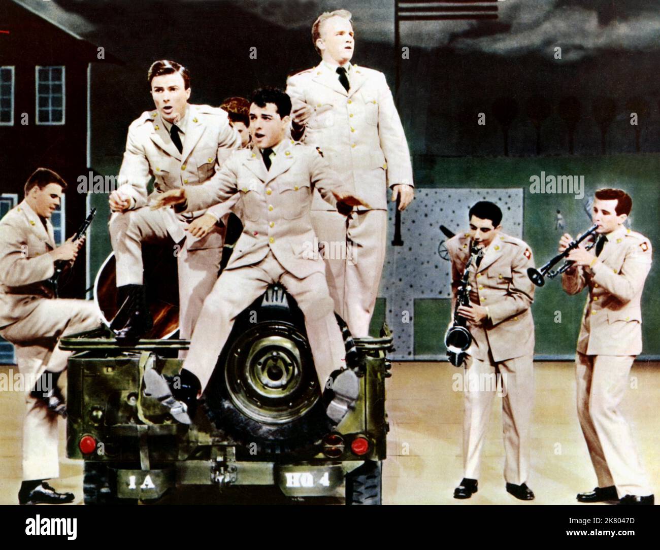 Barry Coe & Sal Mineo Film: A Private'S Affair (1953) Charaktere: Jerry Morgan & Luigi Maresi Regie: Raoul Walsh 14. August 1959 **WARNUNG** Dieses Foto ist nur für redaktionelle Zwecke bestimmt und unterliegt dem Copyright von 20. CENTURY FOX und/oder des Fotografen, der von der Film- oder Produktionsfirma beauftragt wurde und darf nur durch Publikationen im Zusammenhang mit der Bewerbung des oben genannten Films reproduziert werden. Eine obligatorische Gutschrift an 20. CENTURY FOX ist erforderlich. Der Fotograf sollte auch bei Bekanntwerden des Fotos gutgeschrieben werden. Ohne schriftliche Genehmigung der Film Company kann keine kommerzielle Nutzung gewährt werden. Stockfoto