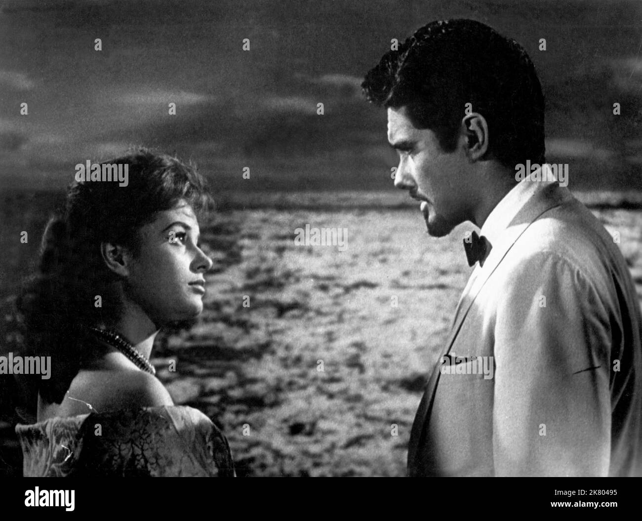 Luciana Paluzzi & David Hedison Television: Five Fingers (TV-Serie) Charaktere: Simone Genet & Victor Sebastian USA 1959–1960, / Folge 1,11: 'Thin Ice' (Regie. Lamont Johnson) 03. Oktober 1959 **WARNUNG** Dieses Foto ist nur für redaktionelle Zwecke bestimmt und unterliegt dem Copyright des FERNSEHENS 20. CENTURY FOX und/oder des Fotografen, der von der Film- oder Produktionsfirma beauftragt wurde, und kann nur durch Publikationen im Zusammenhang mit der Bewerbung des oben genannten Films reproduziert werden. Eine obligatorische Gutschrift für DAS FERNSEHEN VON 20. CENTURY FOX ist erforderlich. Der Fotograf sollte auch bei Bekanntwerden des Fotos gutgeschrieben werden. Keine kommerzielle Nutzung ca. Stockfoto