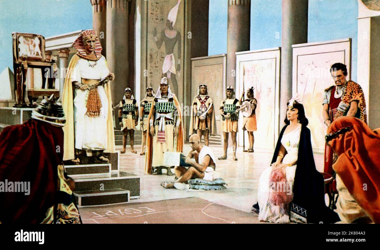 David Farrar, Gina Lollobrigida & Harry Andrews Film: Solomon And Sheba (1955) Charaktere: Pharaoh,Sheba & Baltor Regie: King Vidor 10 December 1959 **WARNUNG** Dieses Foto ist nur für redaktionelle Verwendung bestimmt und unterliegt dem Copyright von EDWARD SMALL PRODUCTIONS und/oder dem von der Film oder Production Company beauftragten Fotografen und kann nur durch Publikationen im Zusammenhang mit der Bewerbung des oben genannten Films reproduziert werden. Eine obligatorische Gutschrift an EDWARD SMALL PRODUCTIONS ist erforderlich. Der Fotograf sollte auch bei Bekanntwerden des Fotos gutgeschrieben werden. Eine kommerzielle Nutzung kann ohne schriftliche Genehmigung von Th Stockfoto