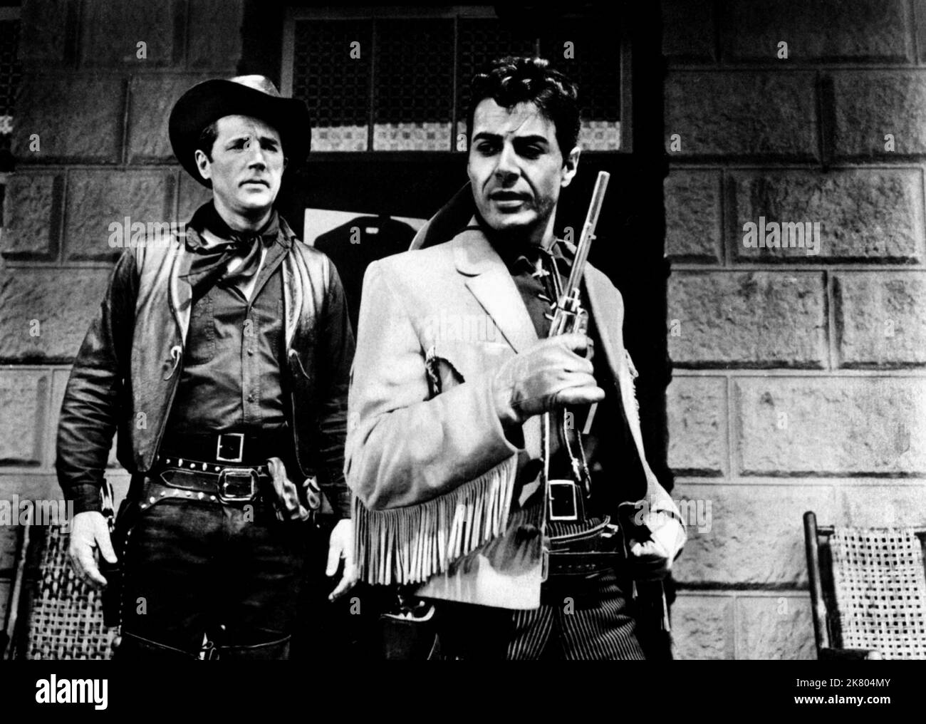 Szene mit Howard Duff Film: Blackjack Ketchum, Desperado (1952) Charaktere: MIT Tom 'Blackjack' Ketchum Regie: Earl Bellamy 01 April 1956 **WARNUNG** Dieses Foto ist nur für redaktionelle Zwecke bestimmt und unterliegt dem Copyright von KLEEBLATT und/oder dem Fotografen, der von der Film- oder Produktionsfirma beauftragt wurde, und kann nur von Publikationen im Zusammenhang mit der Bewerbung des oben genannten Films reproduziert werden. Eine obligatorische Gutschrift für KLEEBLATT ist erforderlich. Der Fotograf sollte auch bei Bekanntwerden des Fotos gutgeschrieben werden. Ohne schriftliche Genehmigung der Film Company kann keine kommerzielle Nutzung gewährt werden. Stockfoto