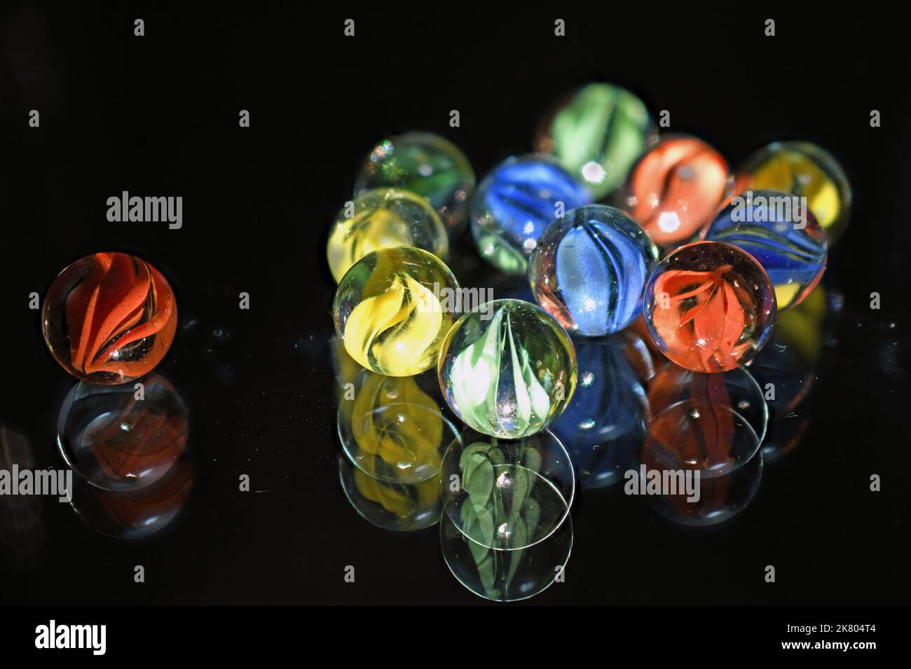 Vintage Glas Kindermarmeln auf schwarzem Glas Stockfoto