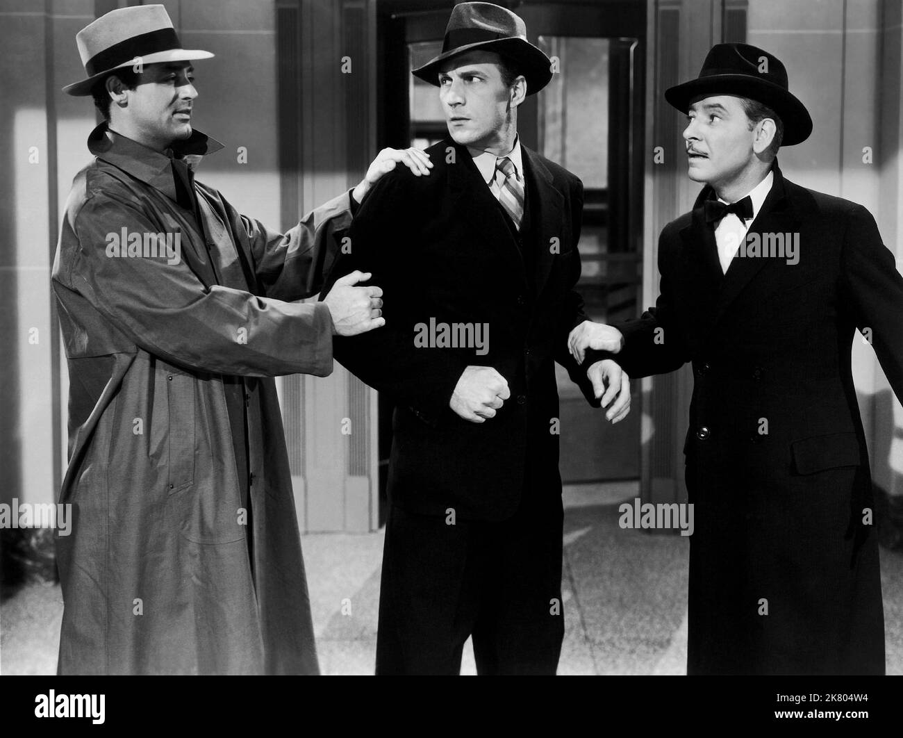 Cary Grant & Ronald Colman Film The Talk of the Town (1952) Charaktere: Leopold Dilg - Joseph & Professor Michael Lightcap Regie: George Stevens 20. August 1952 **WARNUNG** dieses Foto ist nur für redaktionelle Zwecke bestimmt und unterliegt dem Urheberrecht von COLUMBIA und/oder dem Fotografen, der von der Film or Production Company zugewiesen wurde. Eine obligatorische Gutschrift für COLUMBIA ist erforderlich. Der Fotograf sollte ebenfalls angerechnet werden, wenn er bekannt ist. Ohne schriftliche Genehmigung der Film Company kann keine kommerzielle Nutzung gewährt werden. Stockfoto