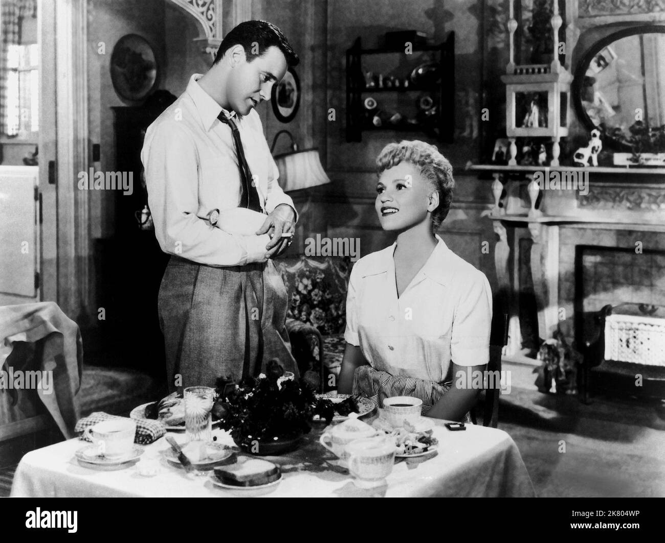 Jack Lemmon & Judy Holliday Film IT should Happening to You (1954) Charaktere: Pete Sheppard & Gladys Glover Regie: George Cukor 15. Januar 1954 **WARNUNG** dieses Foto ist nur für redaktionelle Zwecke bestimmt und unterliegt dem Copyright von COLUMBIA und/oder dem Fotografen, der von der Film or Production Company zugewiesen wurde. Es kann nur durch Veröffentlichungen in Verbindung mit der Werbung für den oben genannten Film reproduziert werden. Eine obligatorische Gutschrift für COLUMBIA ist erforderlich. Der Fotograf sollte ebenfalls angerechnet werden, wenn er bekannt ist. Ohne schriftliche Genehmigung der Film Company kann keine kommerzielle Nutzung gewährt werden. Stockfoto