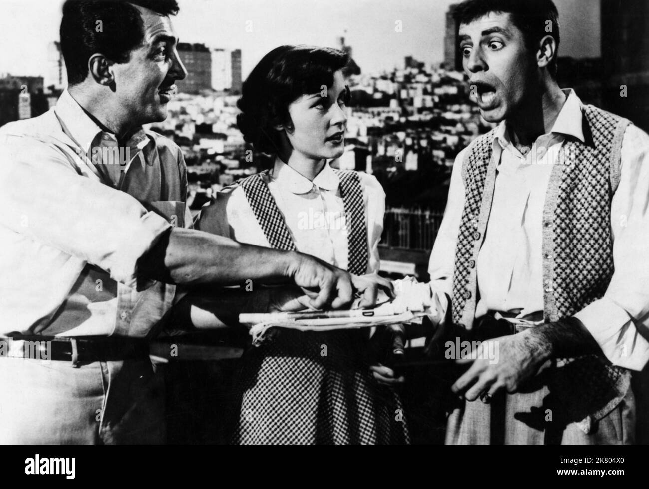 Dean Martin, Donna Reed & Jerry Lewis Film: The Caddy (USA 1953) Charaktere: Joe Anthony,Kathy Taylor & Harvey Miller, Jr Regie: Norman Taurog 10. August 1953 **WARNUNG** Dieses Foto ist nur für redaktionelle Zwecke bestimmt und unterliegt dem Copyright von PARAMOUNT und/oder des Fotografen, der von der Film- oder Produktionsfirma beauftragt wurde und darf nur von Publikationen im Zusammenhang mit der Bewerbung des oben genannten Films reproduziert werden. Eine obligatorische Gutschrift an PARAMOUNT ist erforderlich. Der Fotograf sollte auch bei Bekanntwerden des Fotos gutgeschrieben werden. Ohne schriftliche Genehmigung der Film Company kann keine kommerzielle Nutzung gewährt werden. Stockfoto