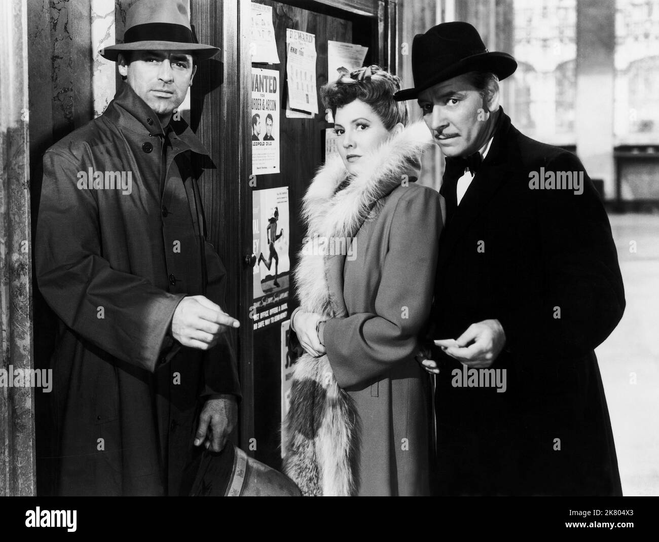 Cary Grant, Jean Arthur & Ronald Colman Film: The Talk Of The Town (1952) Charaktere: Leopold Dilg - Joseph,Miss Nora Shelley & Professor Michael Lightcap Regie: George Stevens 20. August 1952 **WARNUNG** Dieses Foto ist nur für redaktionelle Zwecke bestimmt und unterliegt dem Copyright von COLUMBIA und/oder des Fotografen, der von der Film- oder Produktionsfirma beauftragt wurde und darf nur von Publikationen im Zusammenhang mit der Bewerbung des oben genannten Films reproduziert werden. Eine obligatorische Gutschrift an COLUMBIA ist erforderlich. Der Fotograf sollte auch bei Bekanntwerden des Fotos gutgeschrieben werden. Ohne schriftliche Verfasserin kann keine kommerzielle Nutzung gewährt werden Stockfoto
