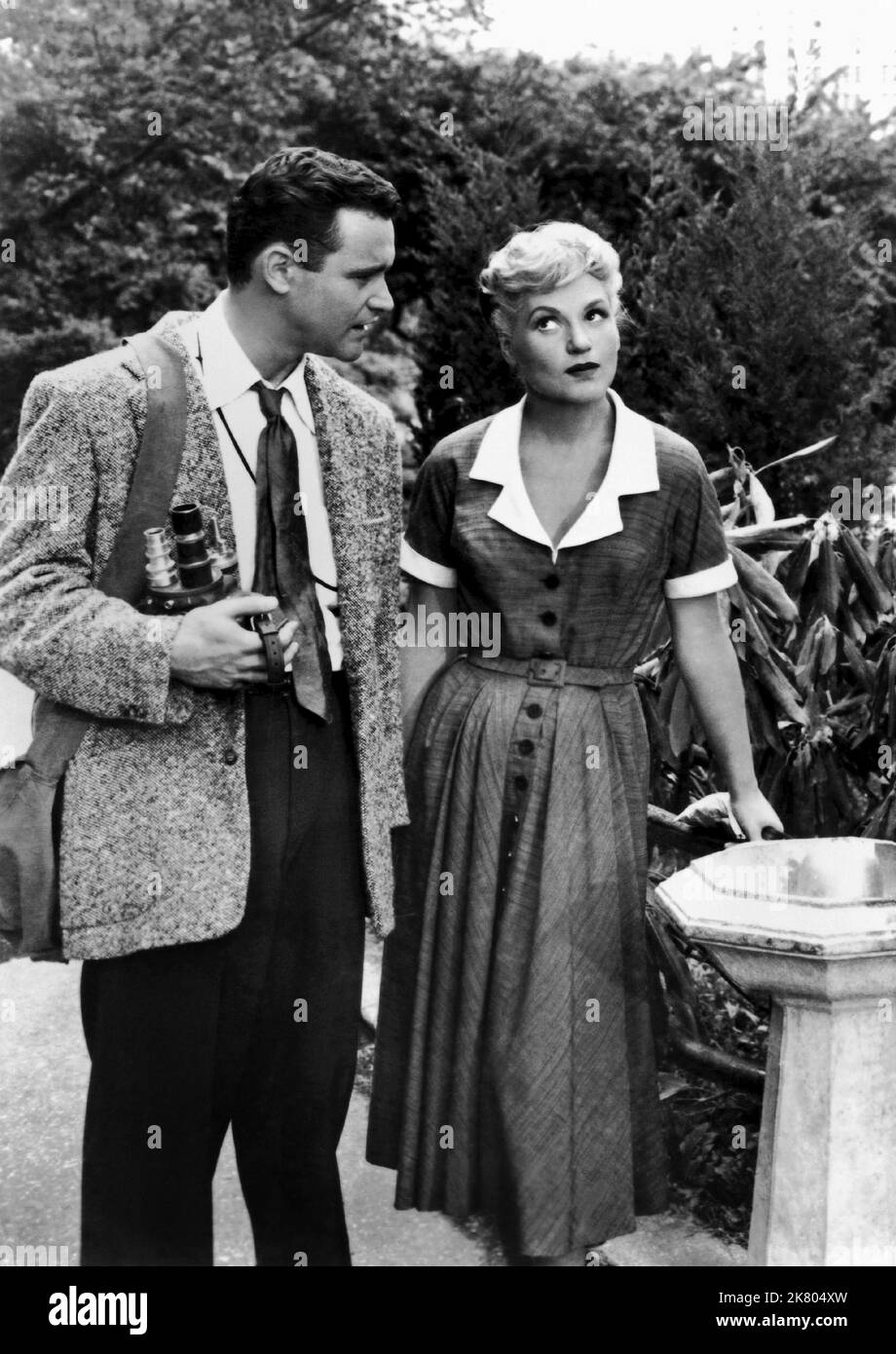 Jack Lemmon & Judy Holliday Film IT should Happening to You (1956) Charaktere: Pete Sheppard & Gladys Glover Regie: George Cukor 15. Januar 1954 **WARNUNG** dieses Foto ist nur für redaktionelle Zwecke bestimmt und unterliegt dem Copyright von COLUMBIA und/oder dem Fotografen, der von der Film or Production Company zugewiesen wurde. Es kann nur durch Veröffentlichungen in Verbindung mit der Werbung für den oben genannten Film reproduziert werden. Eine obligatorische Gutschrift für COLUMBIA ist erforderlich. Der Fotograf sollte ebenfalls angerechnet werden, wenn er bekannt ist. Ohne schriftliche Genehmigung der Film Company kann keine kommerzielle Nutzung gewährt werden. Stockfoto